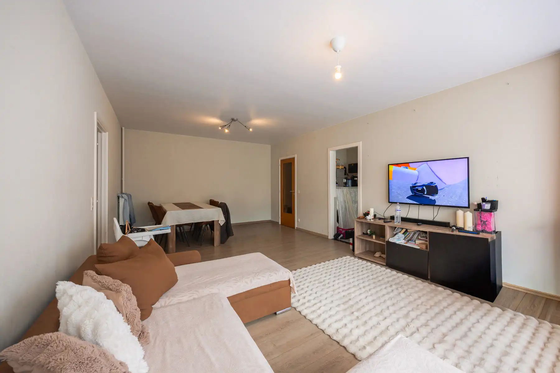 Lichtrijk appartement met parking in hartje Merksem foto 4