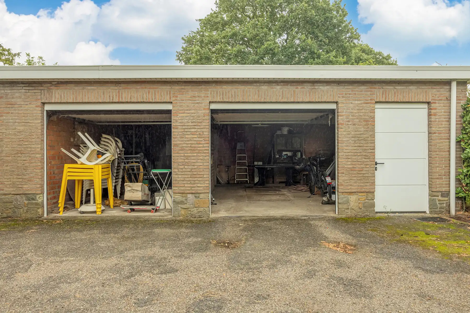 Landhuis met private tuin, vier slaapkamers en twee garages foto 24