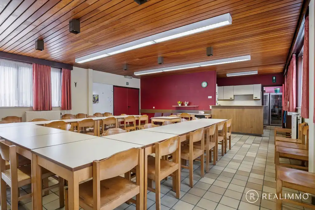 Polyvalente handelsruimte met ruime parking foto 9