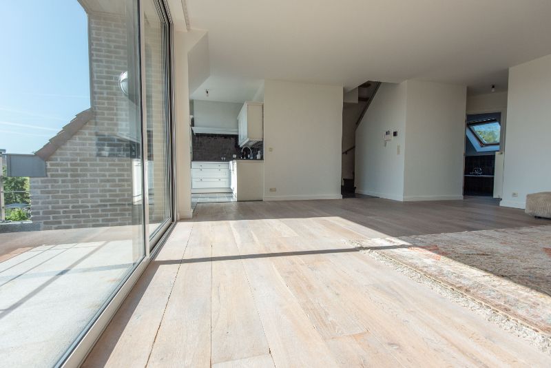 RUIM DUPLEXAPPARTEMENT MET GARAGE IN EEN RUSTIGE EN GROENE OMGEVING foto 1