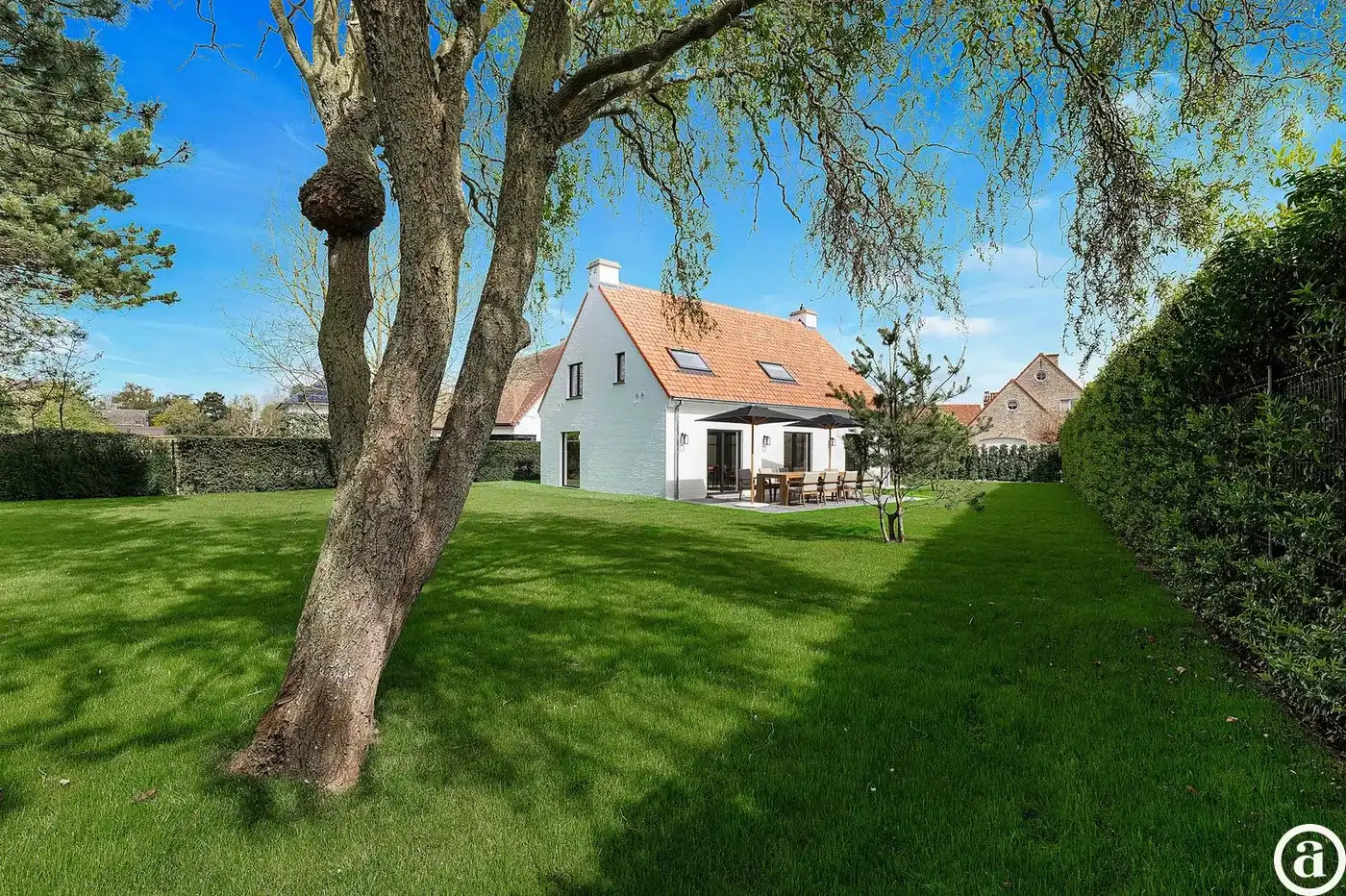 Gerenoveerde villa met 4slaapkamers en grote tuin in Knokke. foto 2