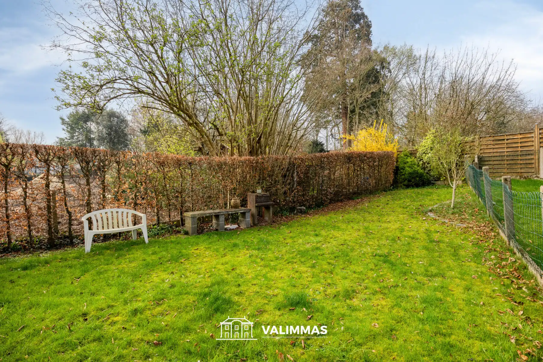 Welgelegen en verzorgde driegevelwoning met garage en tuin foto 11