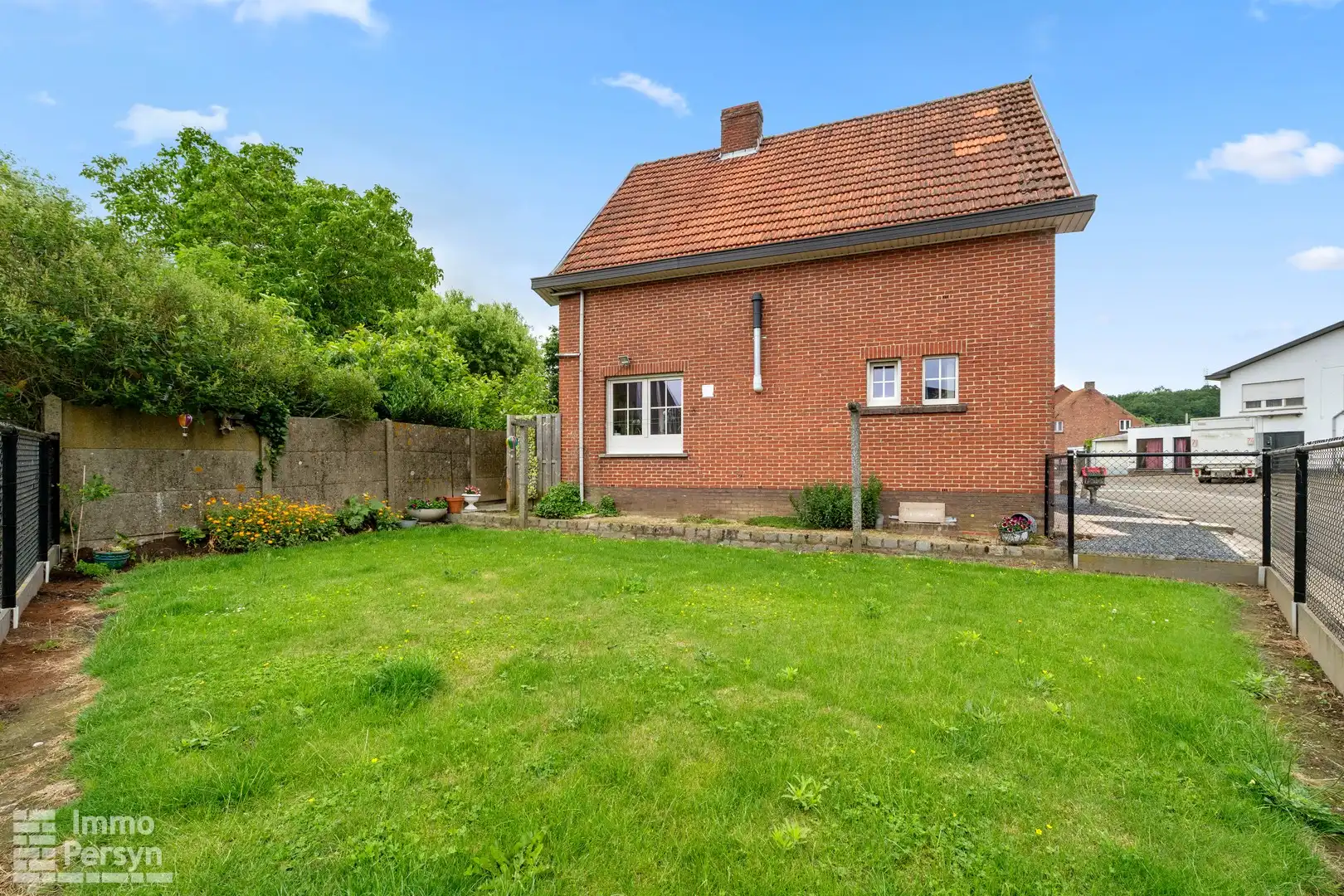 Charmante, gerenoveerde woning met carport en tuin foto 25