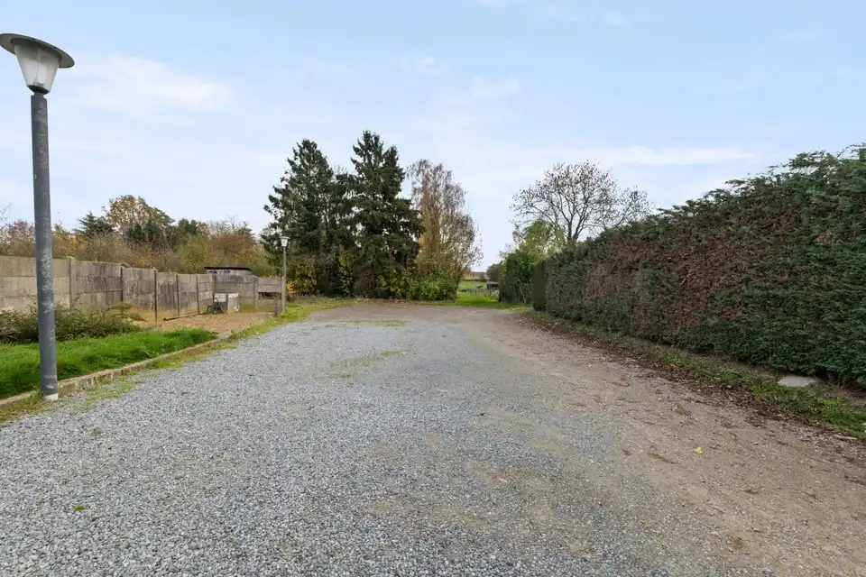 HANDELSHUIS MET PARKING OP EEN TOPLOCATIE IN LINTER foto 4