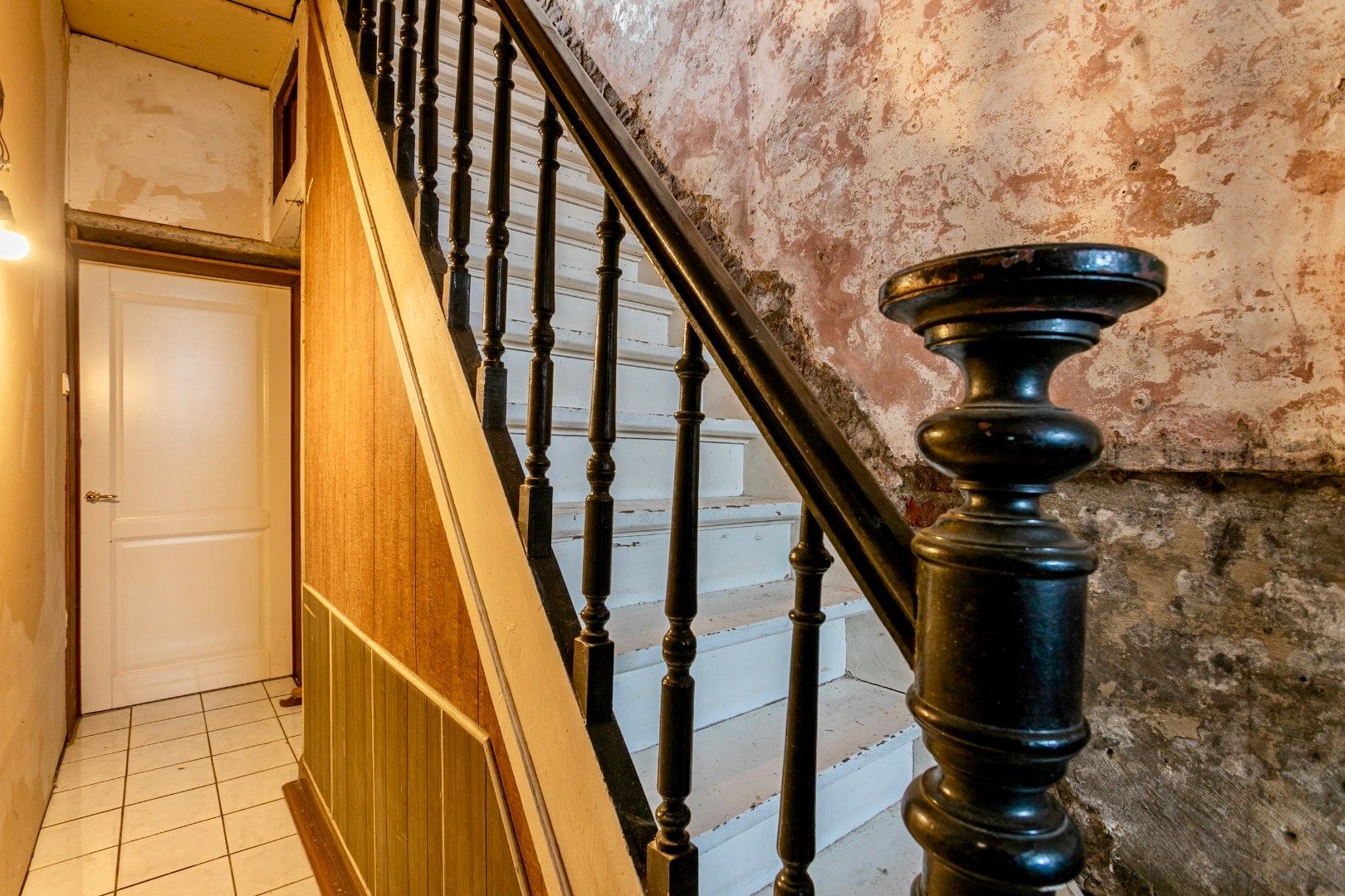 Ruime, te renoveren woning met 3 slpk en garage foto 16