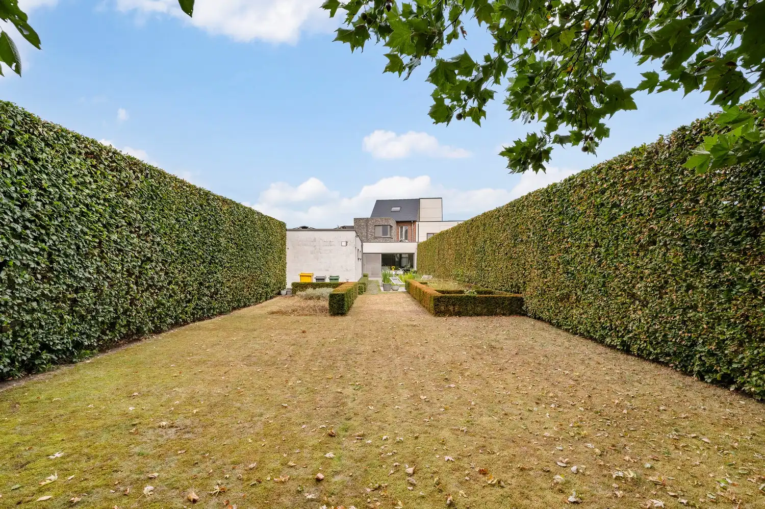 Halfopen woning op toplocatie met zwemvijver en garage. foto 42