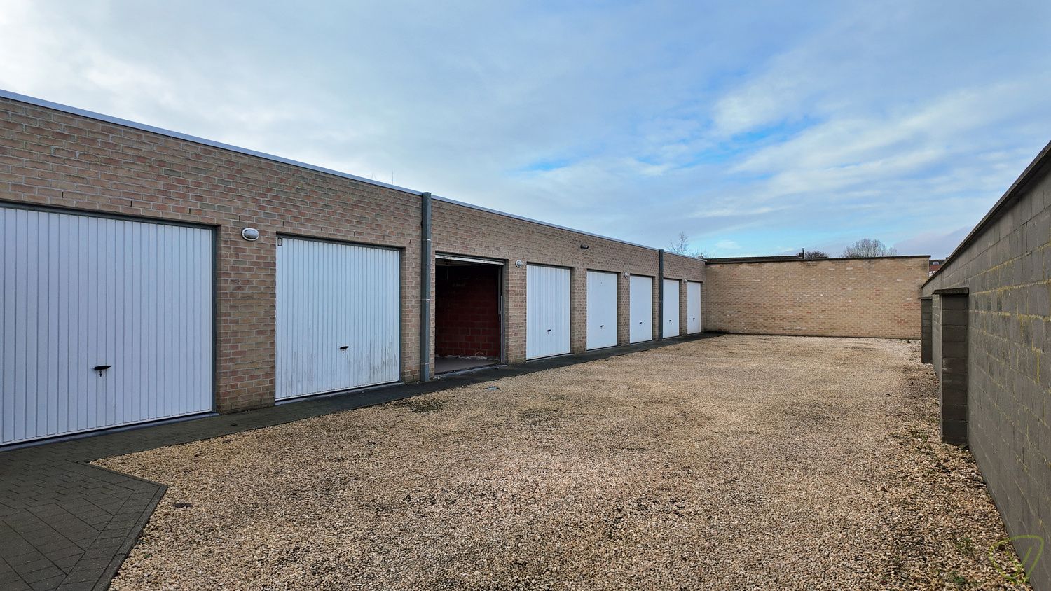 Garage te huur in de Kerkstraat te Eeklo! foto {{pictureIndex}}