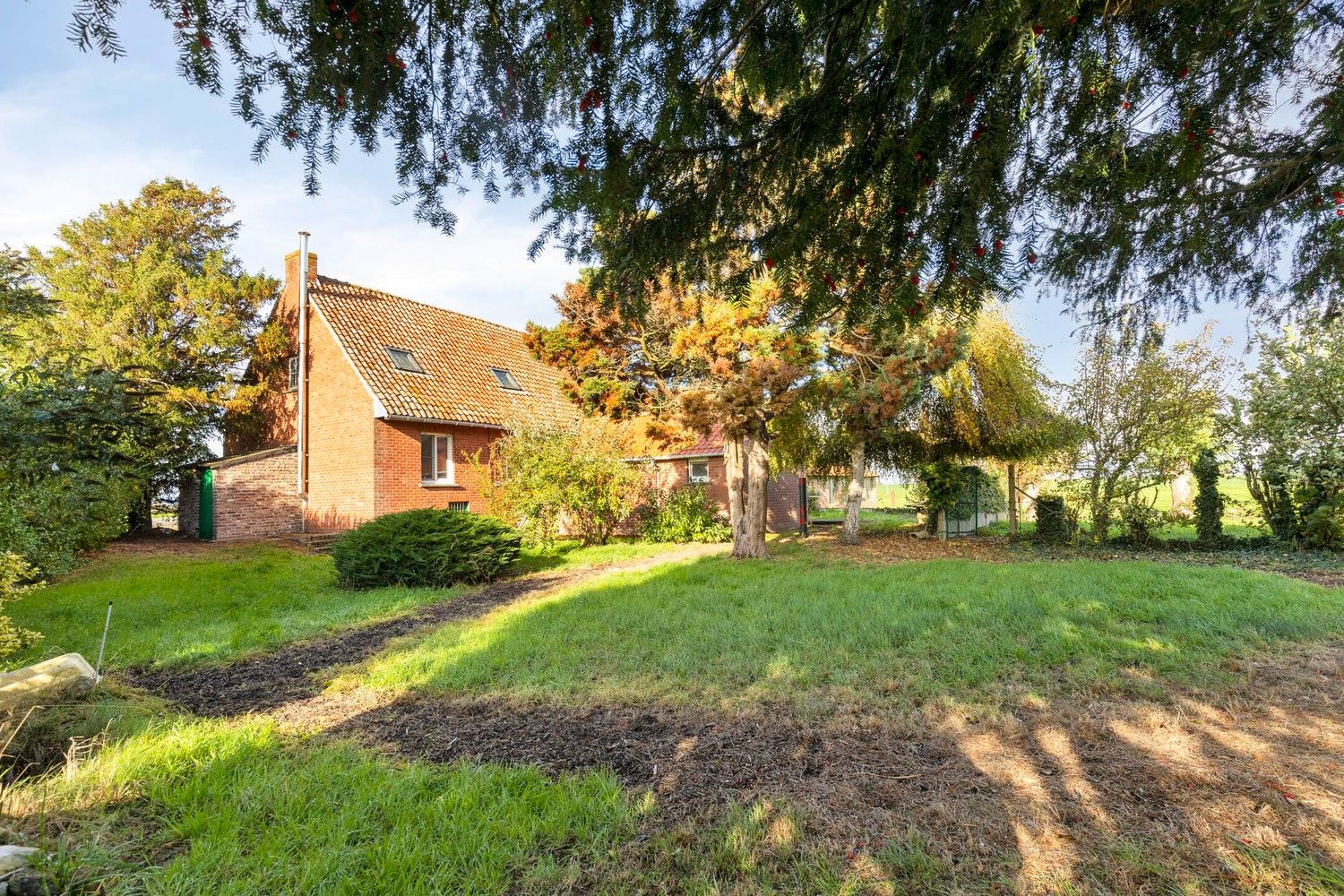 Beveren aan de IJzer: Charmant en historisch hoevetje met woonhuis, diverse stallingen, loods en weide op 3.967m² totale grondopp. foto 15