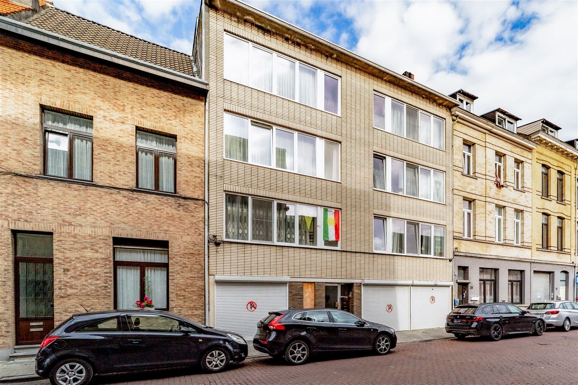 Opbrengsteigendom met 6 appt + magazijn + 2 garageboxen foto {{pictureIndex}}