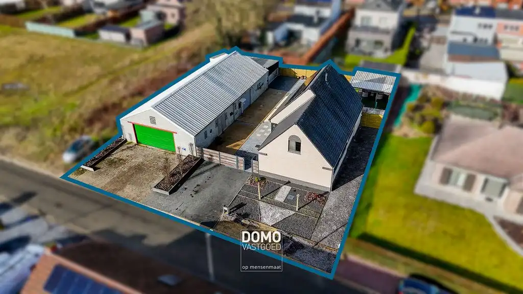 RUIME WONING VAN BOUWJAAR 2008 MET EPC LABEL B, 3 SLAAPKAMERS EN EEN HANGAR TE DIEPENBEEK foto {{pictureIndex}}