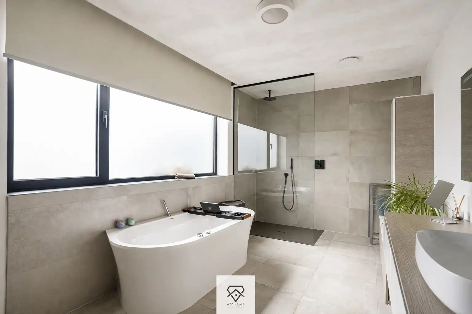 Moderne bungalow met EPC A en ruime kelder in Mariakerke foto 10