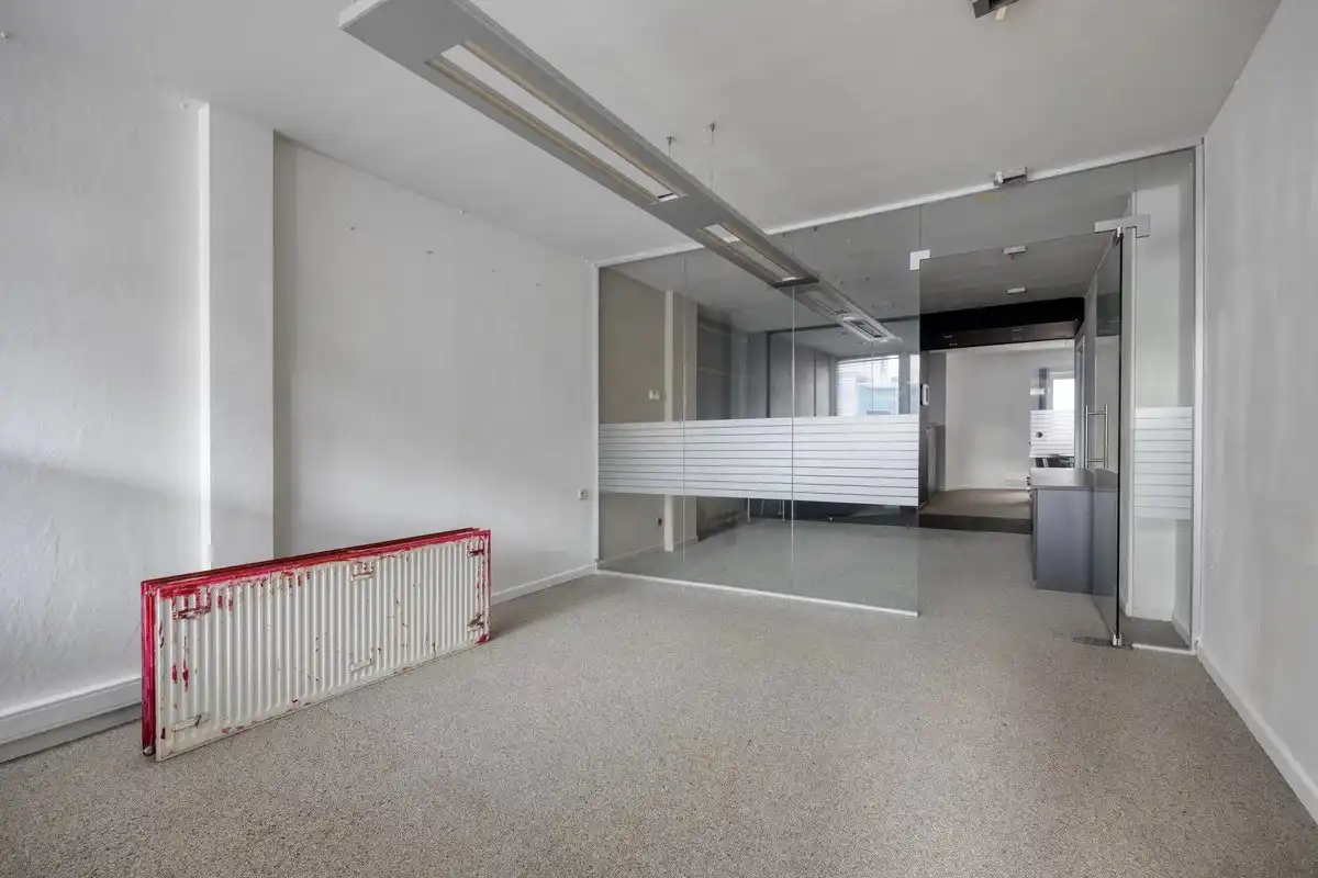 UNIEK HANDELSPAND VAN 110M² MET DUPLEXAPPARTEMENT VAN 146 M² MET 3 SLPK IN LANAKEN CENTRUM foto 5