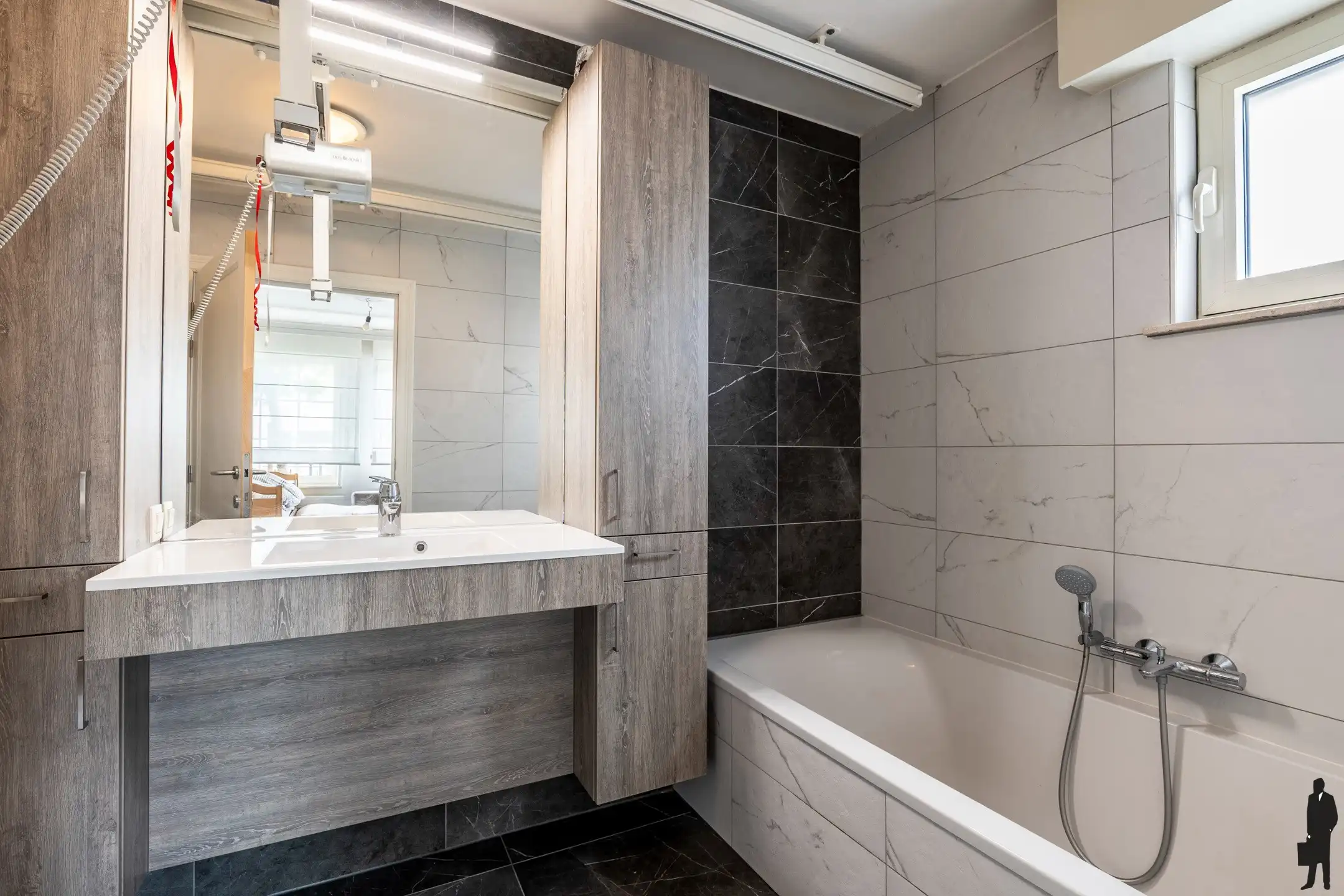 Ruime woning met 6 slpks. en grote kelder nabij Nederland foto 11