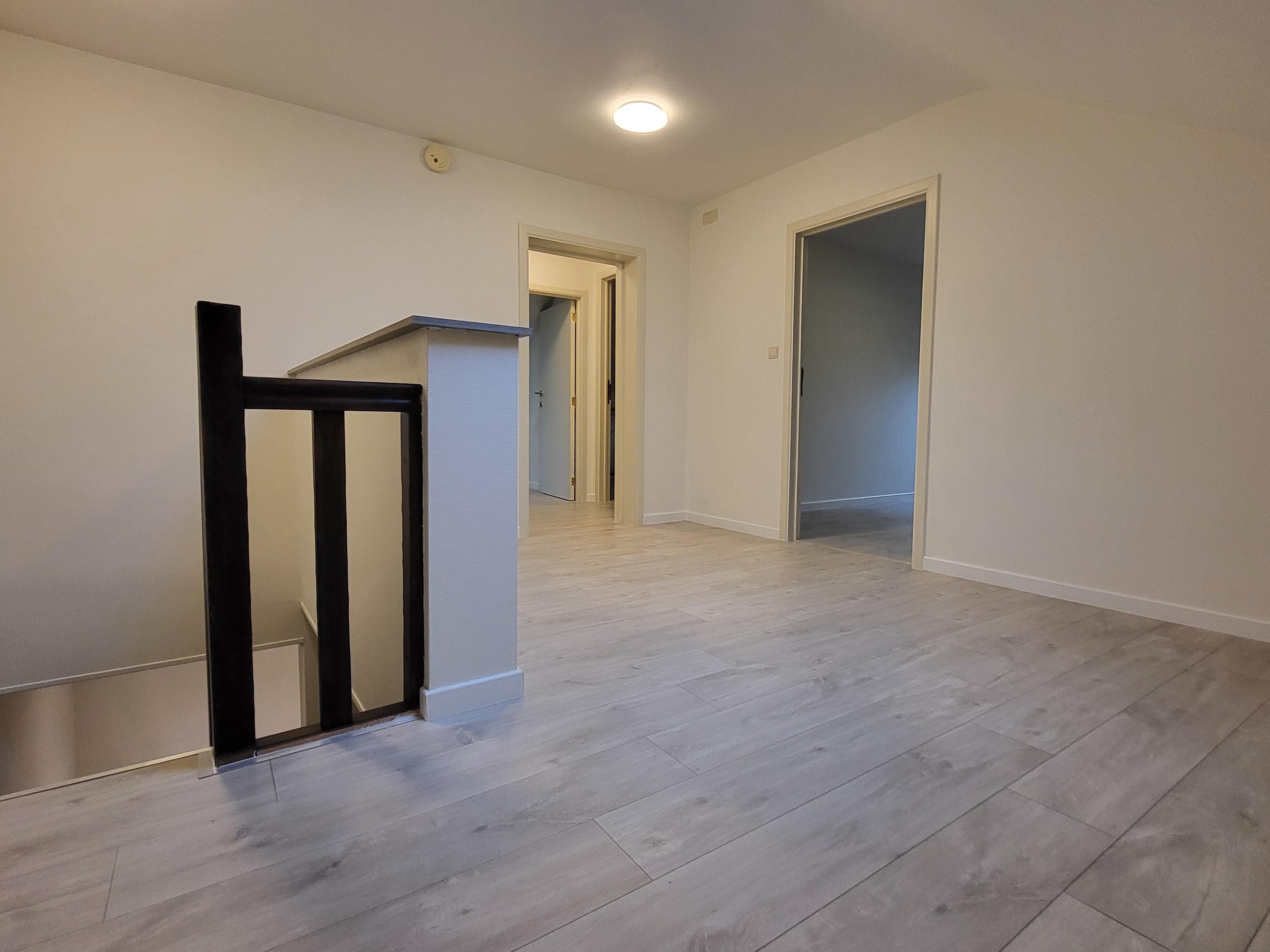 Prachtige koppelwoning met zonnige oprit/ terras, garage en 2 autostaanplaatsen.  foto 23