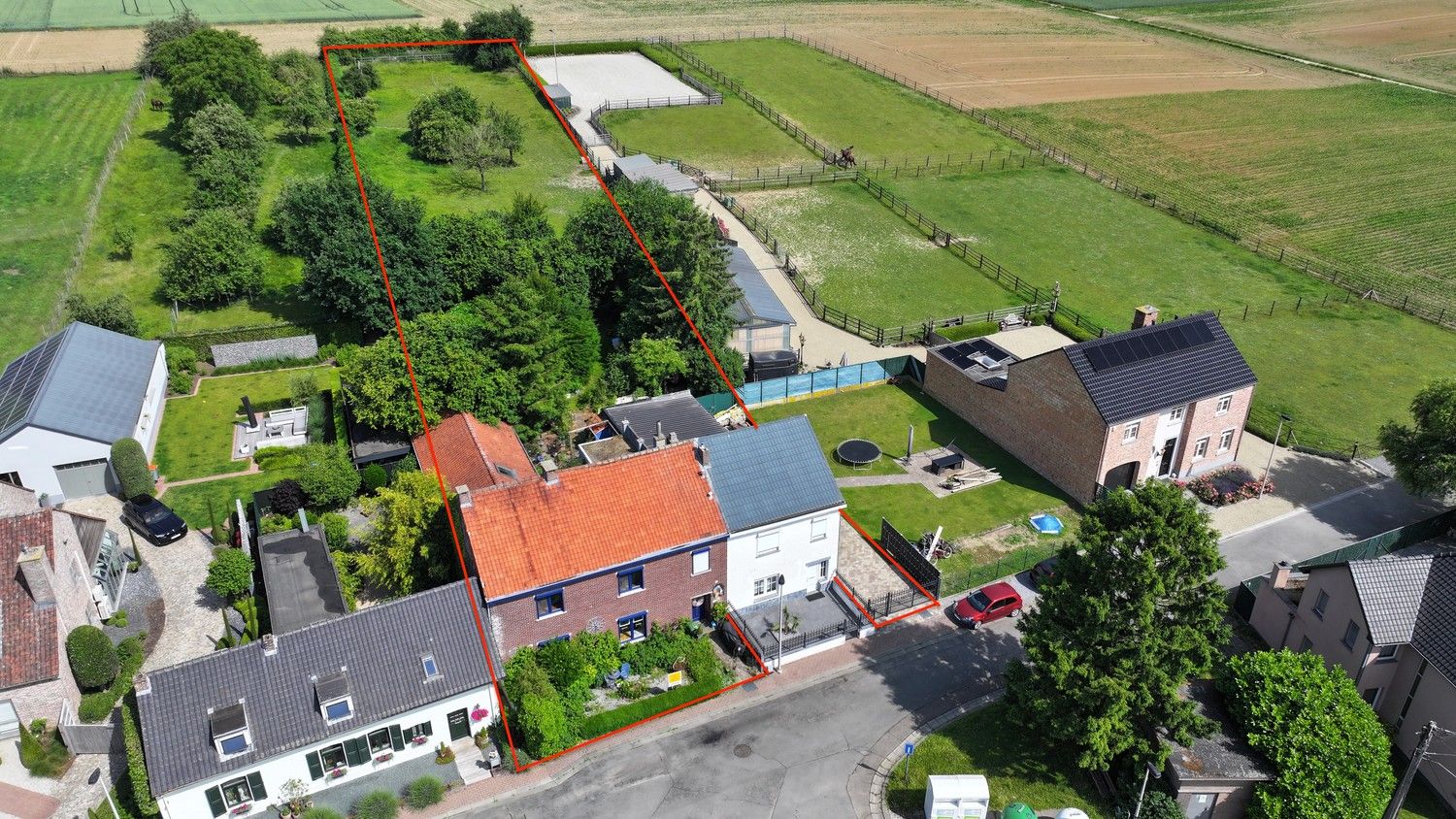 Hoofdfoto van de publicatie: Verrassend royale woning met bijbouw/atelier en aangrenzende paardenweide, met in totaal een grondoppervlakte van 34a 88ca (3.488 m²)