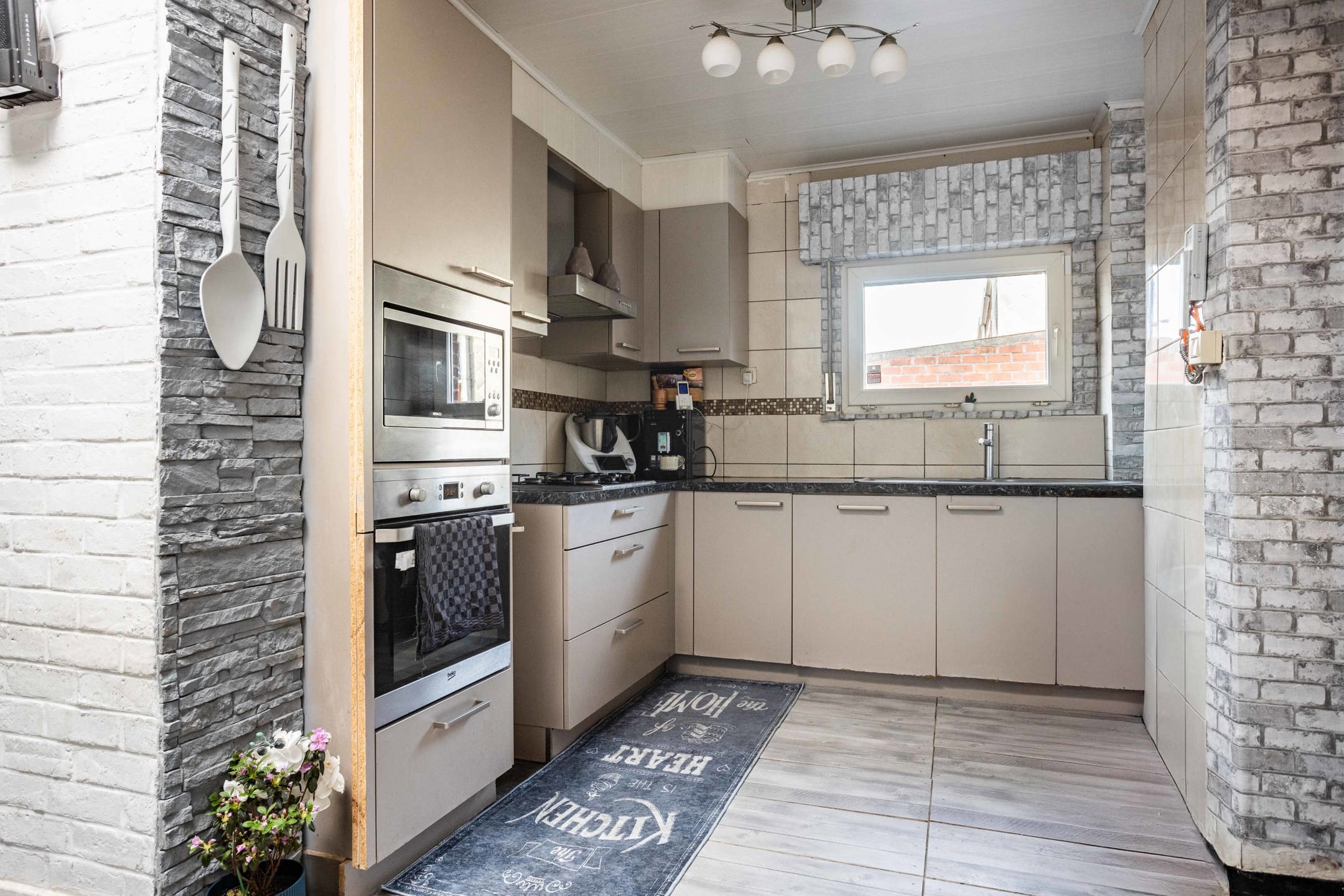 Goed gelegen 3-gevel woning met garage. foto 10