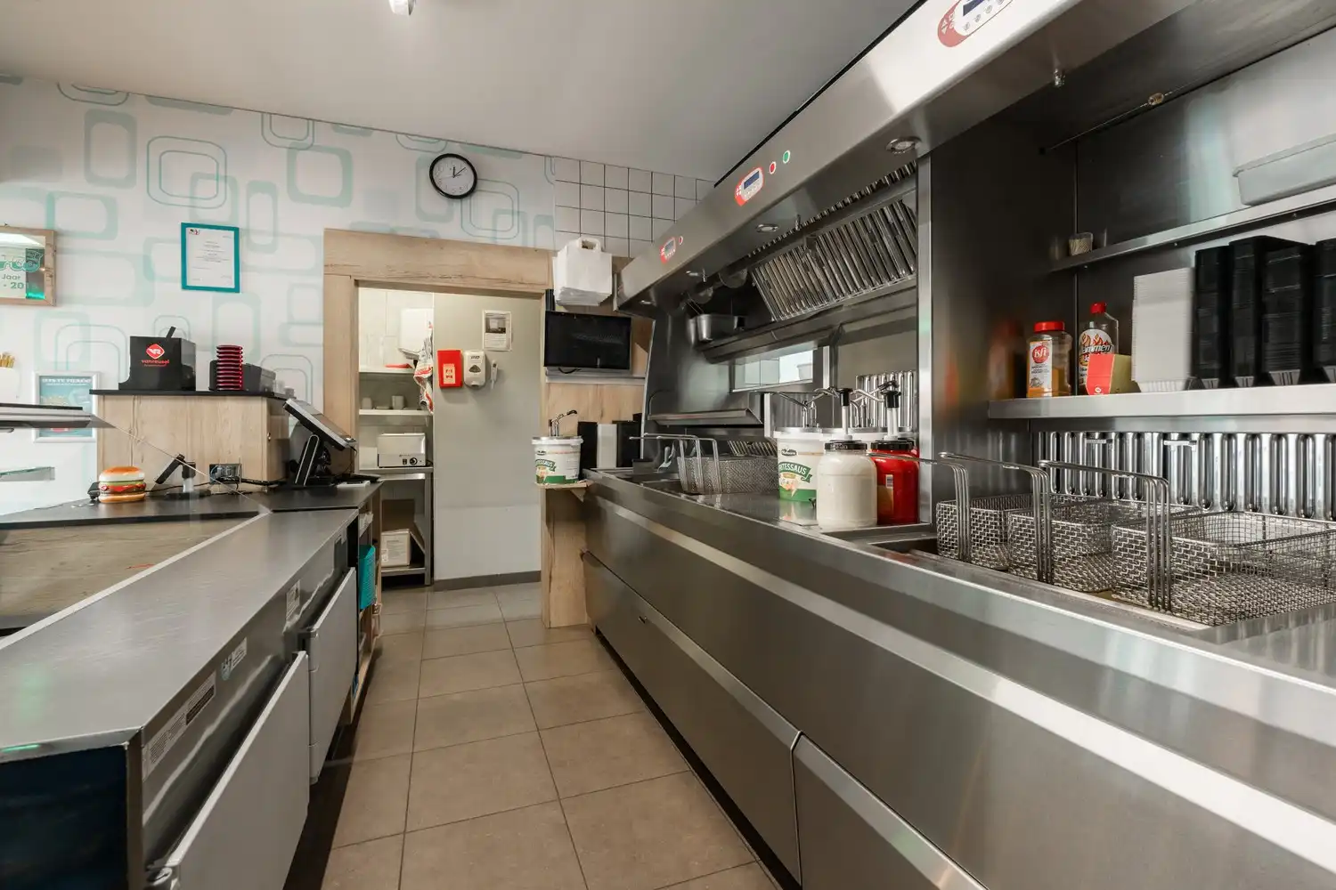 Bekende frituur met super mooi duplex appartement en zwembad te Achel foto 7