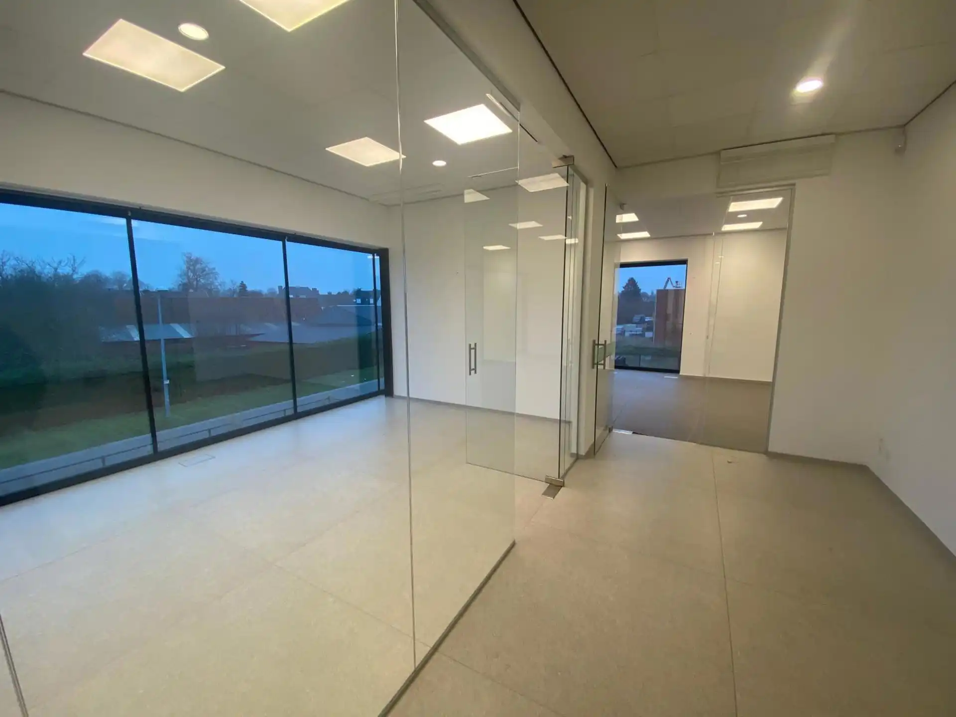 Zo goed als nieuw bedrijfsgebouw te huur in Sint-Niklaas foto 9