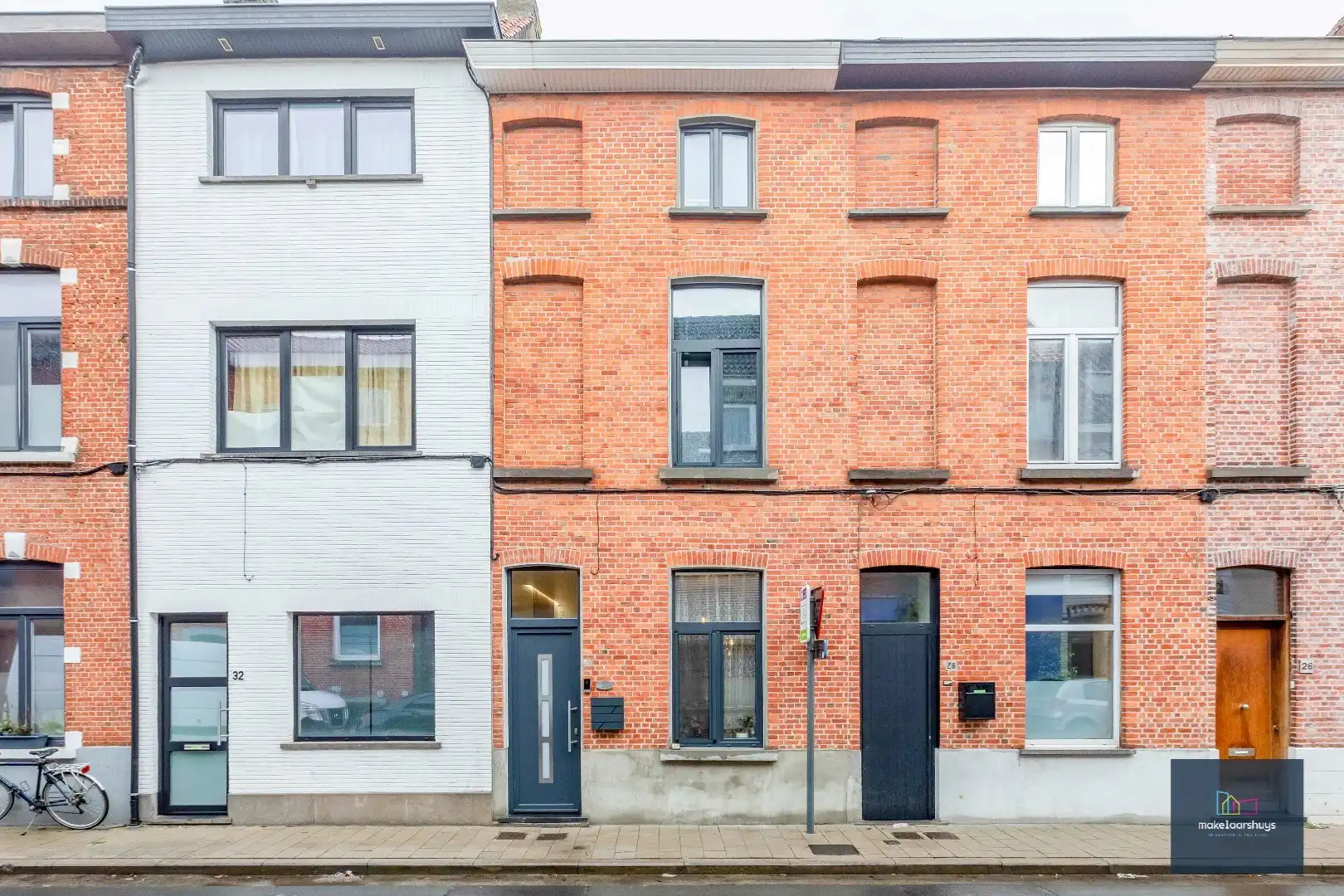 Energiezuinige instapklare woning met 3 slpk nabij centrum Gent foto {{pictureIndex}}