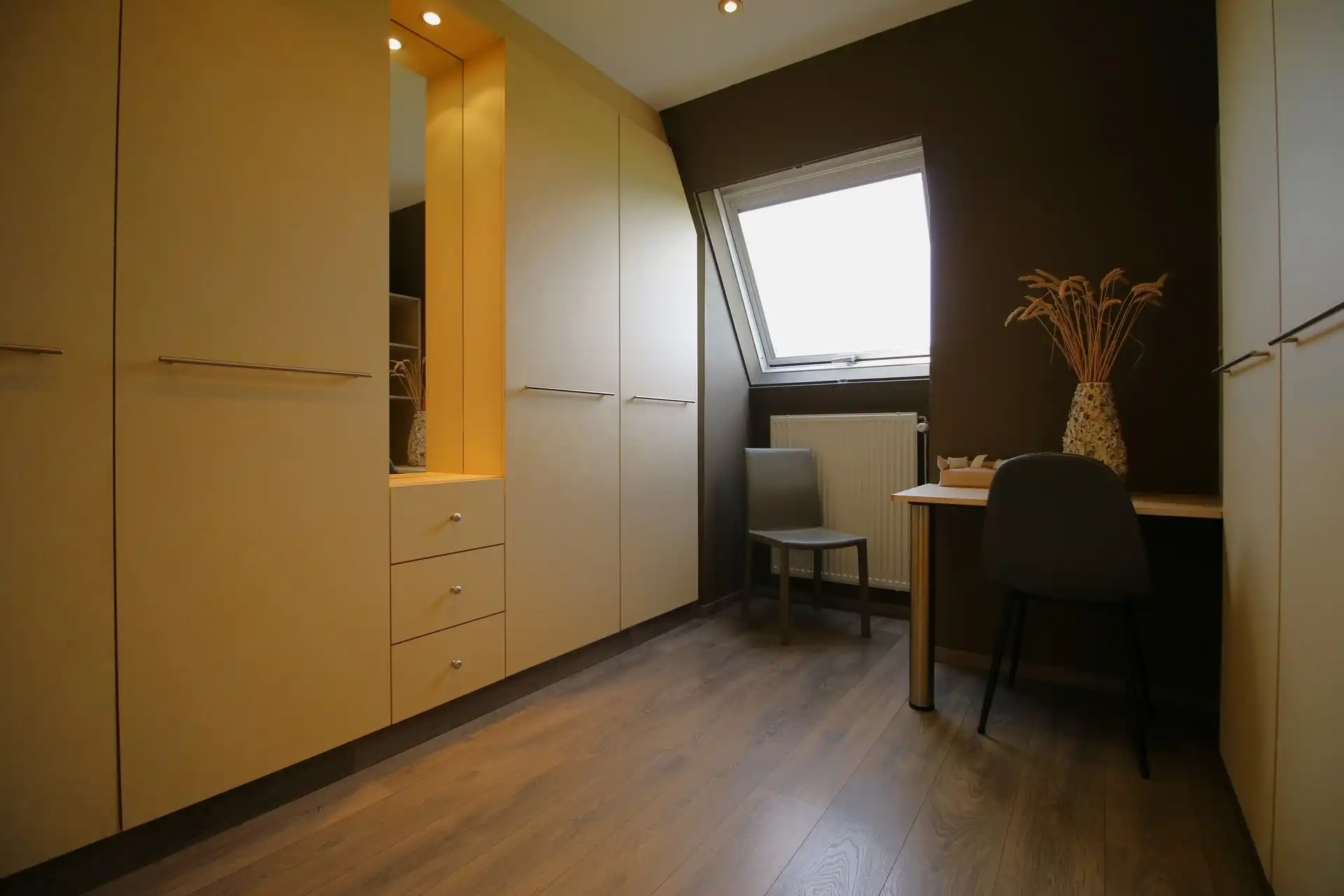 Ruim appartement op 3de verdieping met 2 garages foto 16