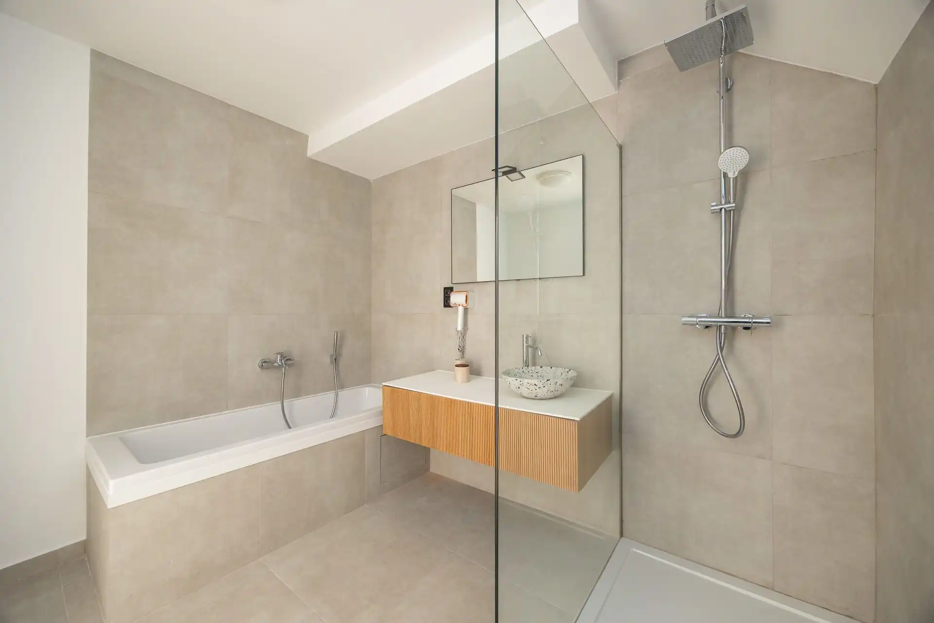 Gerenoveerde gezinswoning met tuin in rustige omgeving foto 20