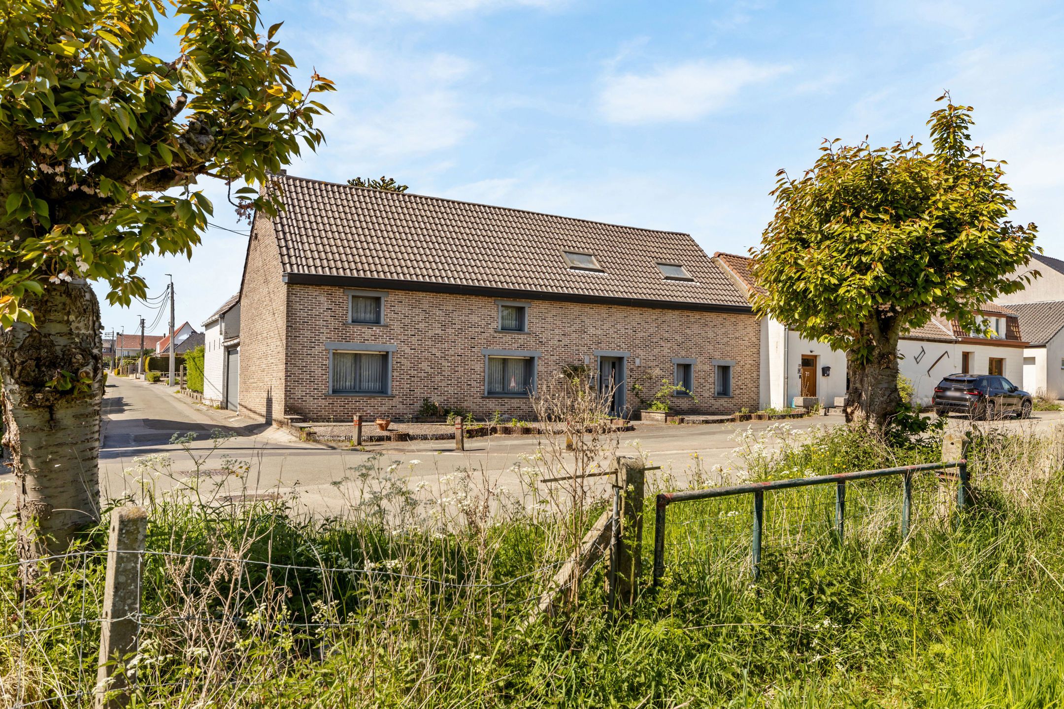 Ruime woning met garage + atelier + (bouw) grond op 9a 30ca foto {{pictureIndex}}