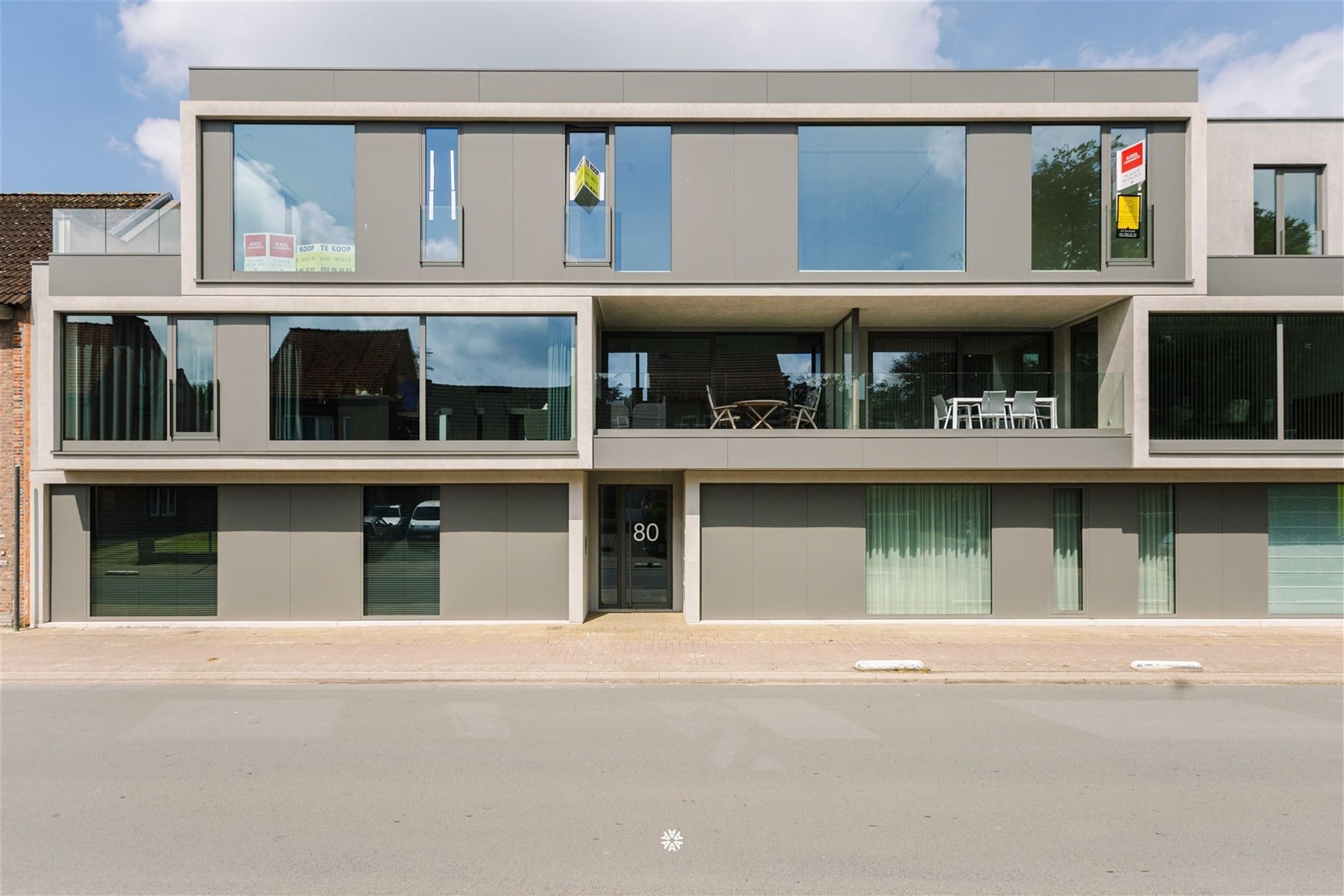 Prachtig dakappartement met 2 slaapkamers en 2 zuidgerichte terrassen foto 3