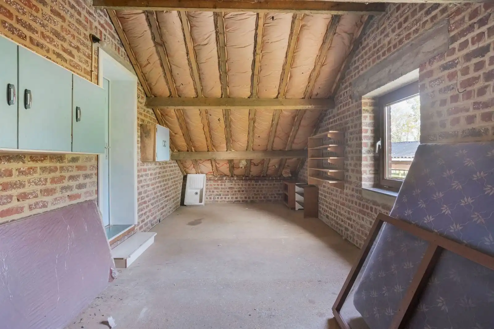 Woonhuis met tuin en grote schuren foto 22