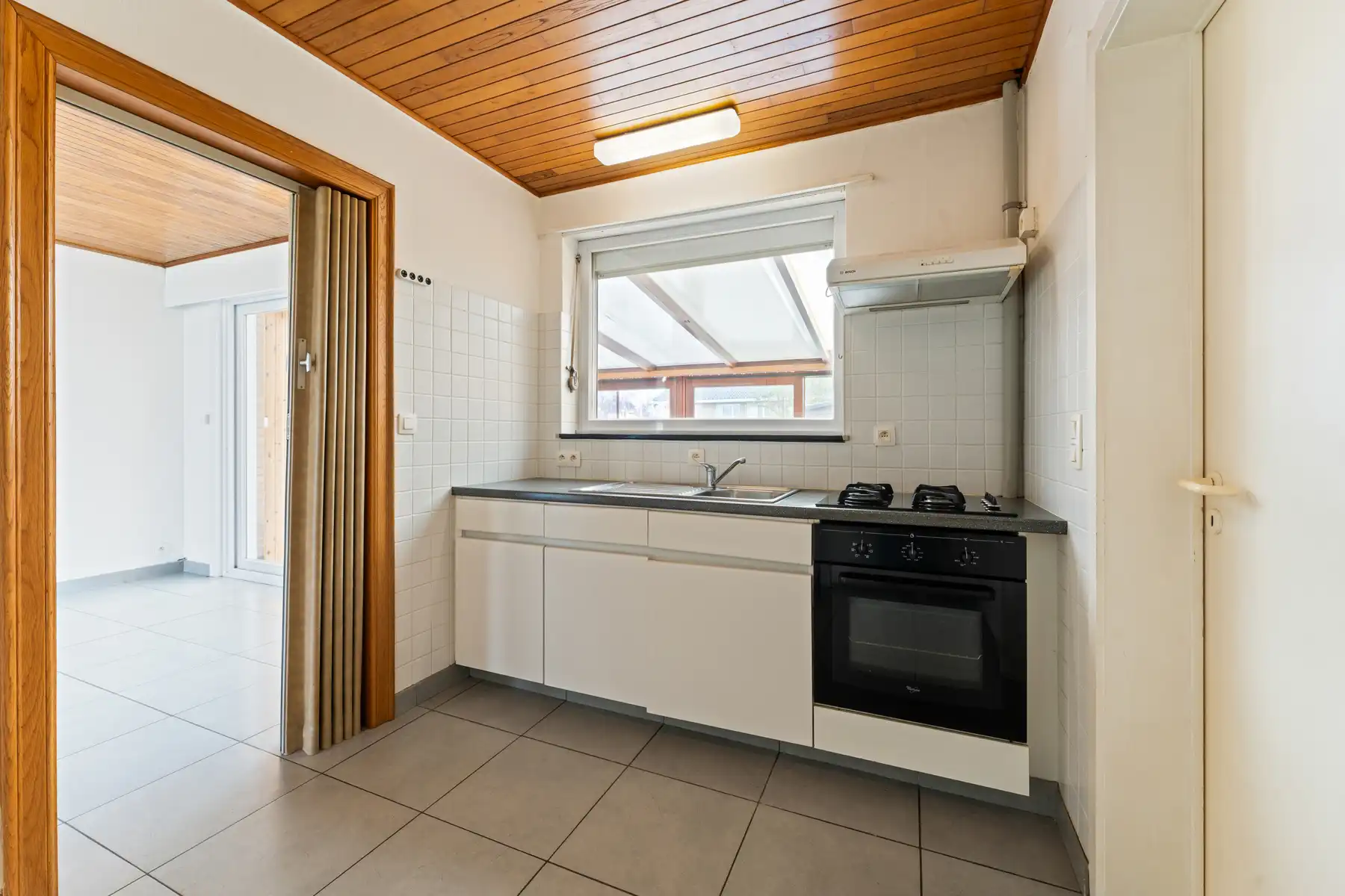 Lichtrijke woning met 4 slaapkamers, garage en verzorgde tuin. foto 12