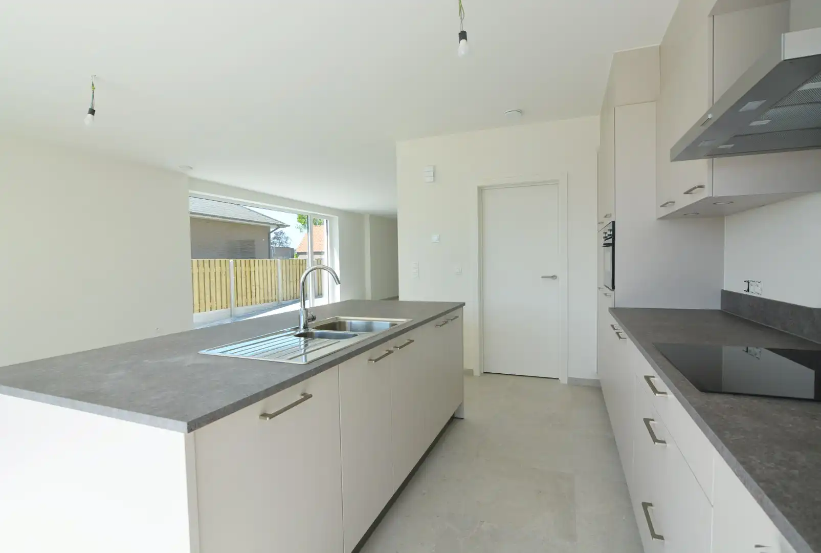 Moderne, energiezuinige, halfvrijstaande woning met carport op 3 a 80 ca. foto 6