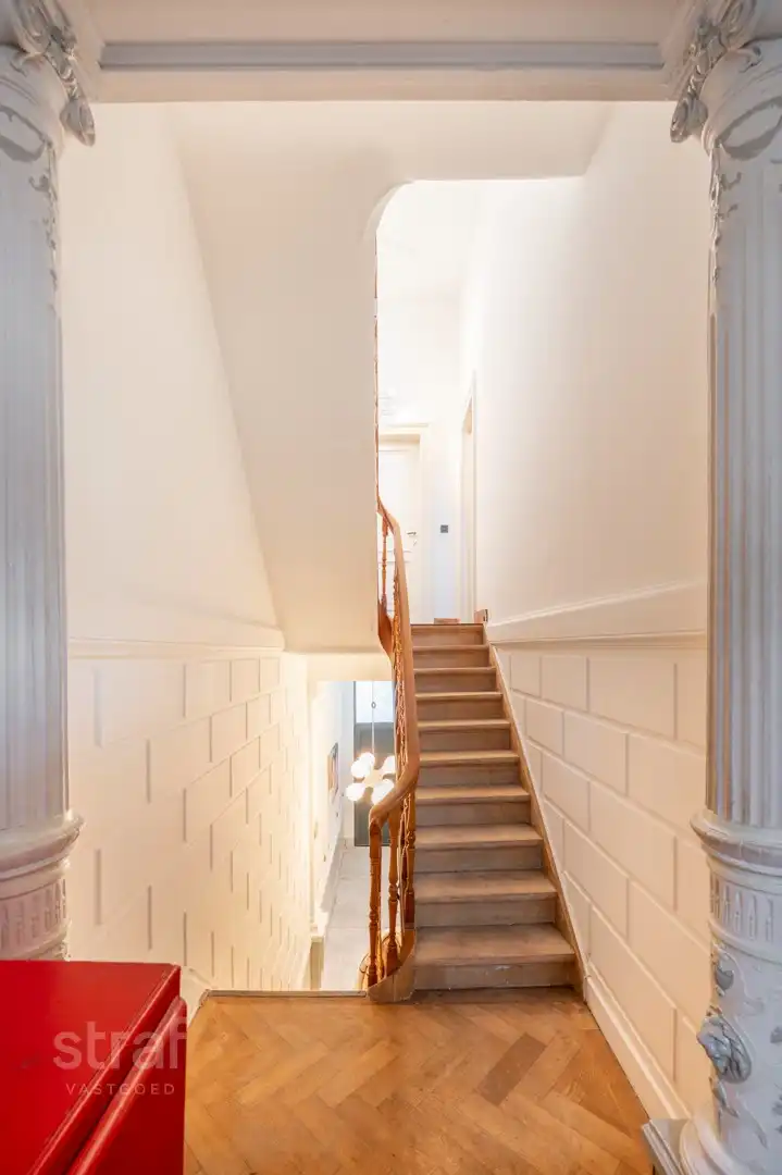 Klassevol Herenhuis met 6 slaapkamers met grote zonnige tuin foto 13