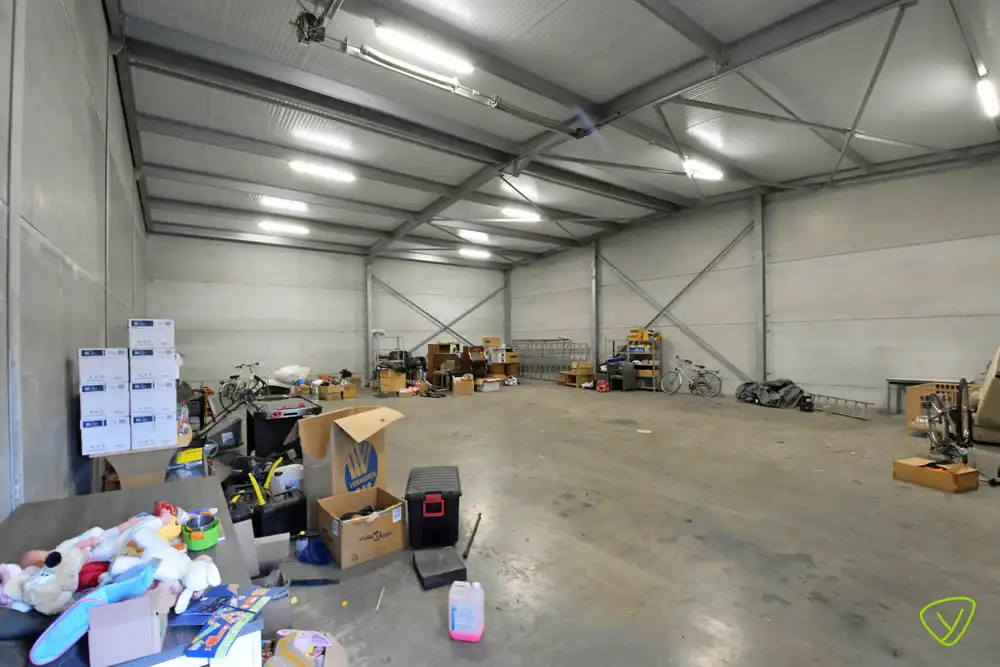 Instapklaar magazijn nabij de Dorpskern van Watervliet met ruime inrijpoort foto 3