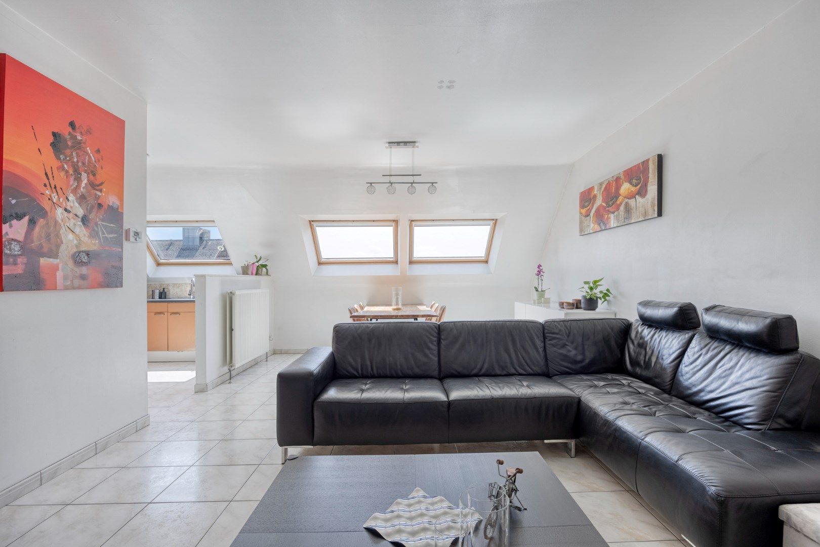 Ruim en licht appartement met 2 slaapkamers én zolderruimte foto 4