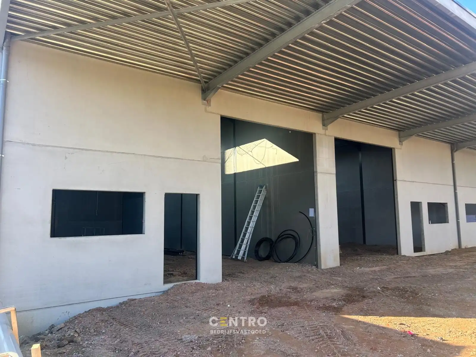 Nieuwbouw KMO-units van 220 en 245m² TE HUUR (VH van 7m, 2 parkings, aparte loopdeur en raam), te Kerkhove (Avelgem). foto 3