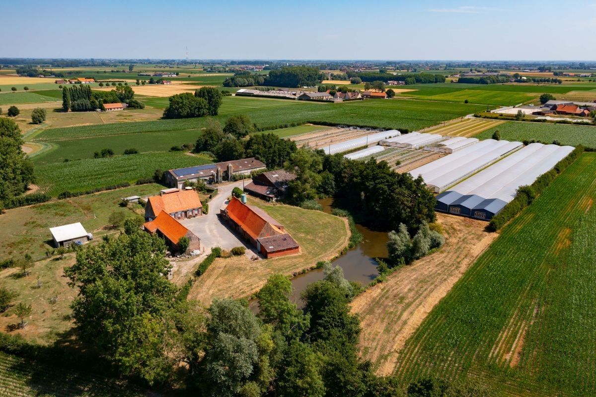 Zeer mooi gelegen hoeve met aanpalende landbouwgronden te koop te West-Vleteren foto 2