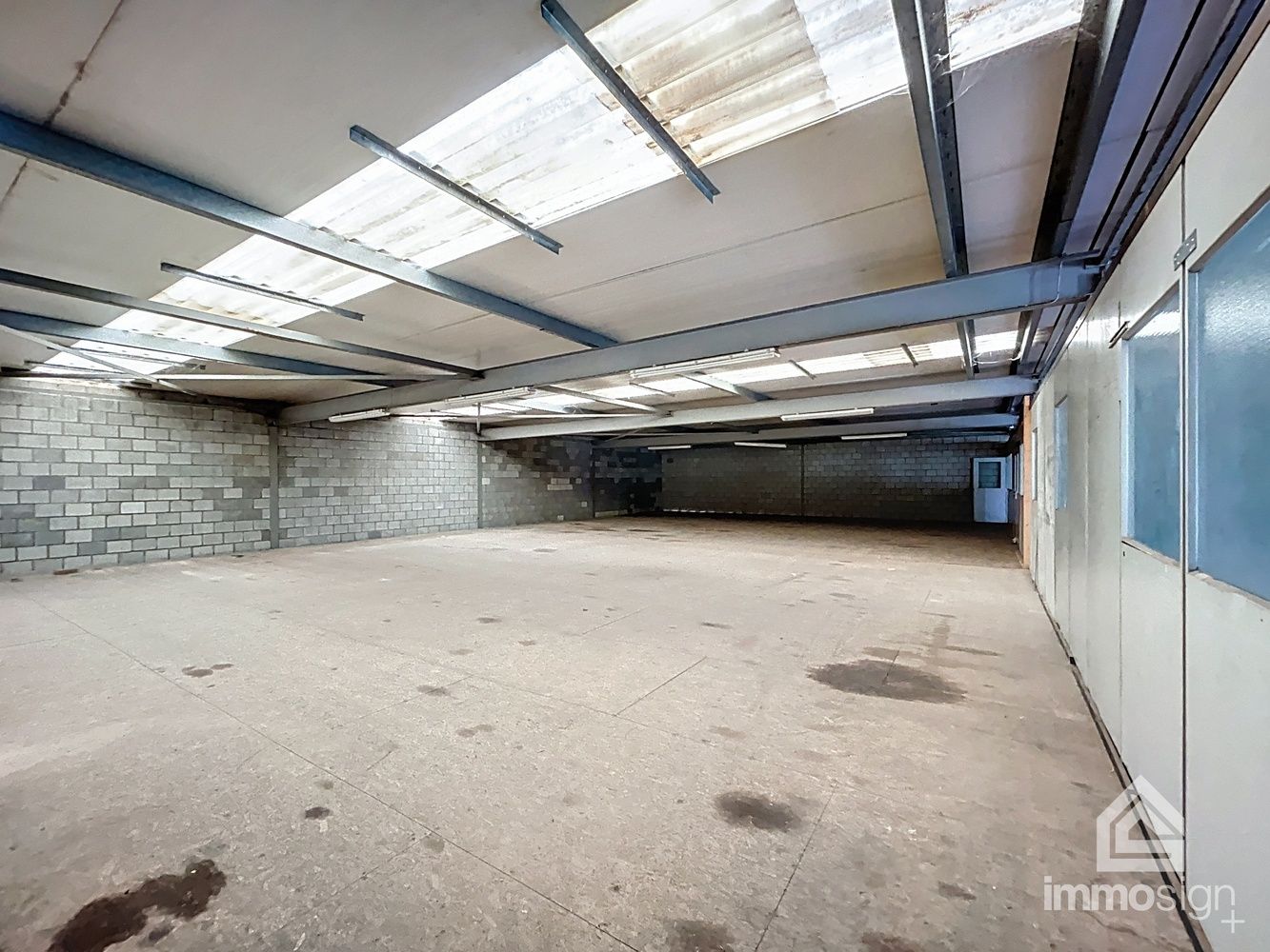 Bedrijfshal, kantoren en twee woonunits. Werken en wonen combineren op één strategische locatie! foto 12