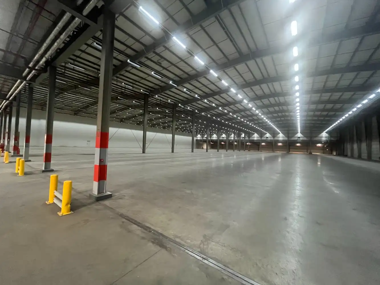 12.205m² logistiek magazijn met kantoren foto 10