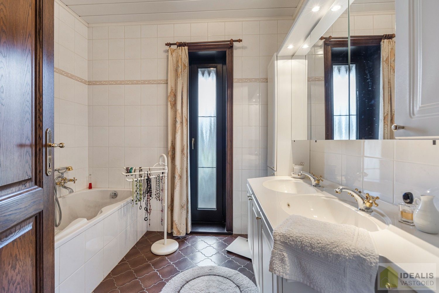 IDEALIS VASTGOED – PERFECT ONDERHOUDEN, INSTAPKLARE WONING +- 175M², MET MAAR LIEFST 4 SLAAPKAMERS, HEERLIJK LICHTRIJKE WOONKAMER EN DUBBELE GARAGE OP EEN PRACHTIG GROEN EN RUIM PERCEEL VAN 18A 43CA. foto 17