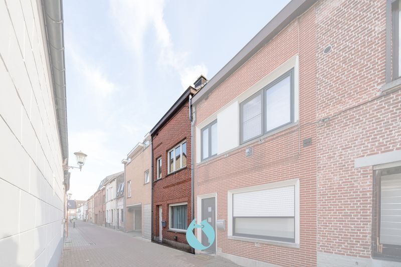 Hoofdfoto van de publicatie: Deze woning met aangenaam terras is gelegen onder de kerktoren vlakbij het centrum van Eeklo.