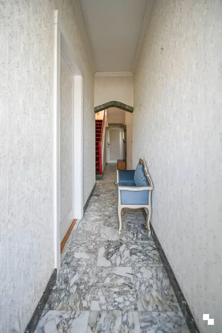 Te renoveren woning met dubbele garage in Oostrozebeke foto 2