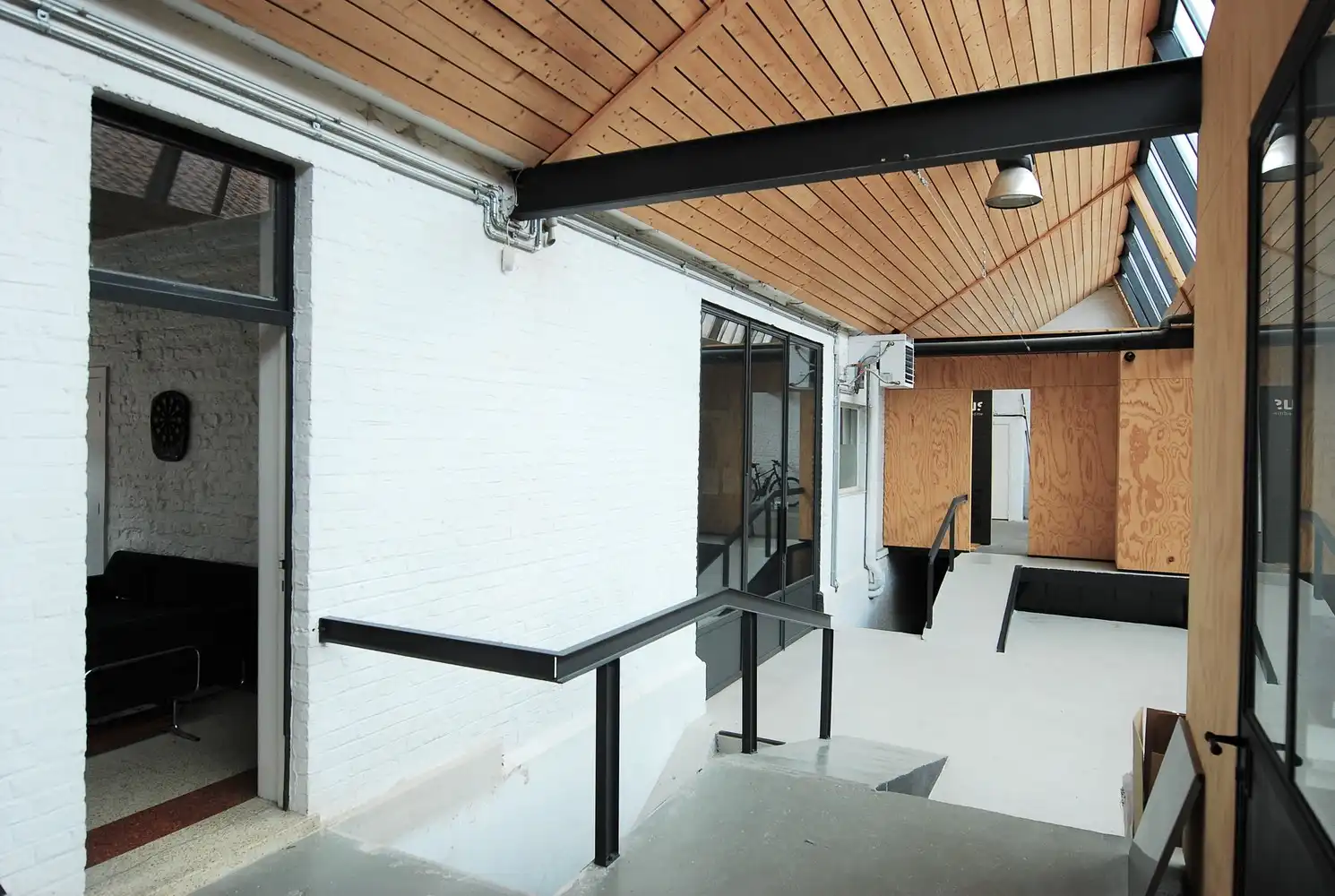 Industrieel kantoor in coworking setting foto 6
