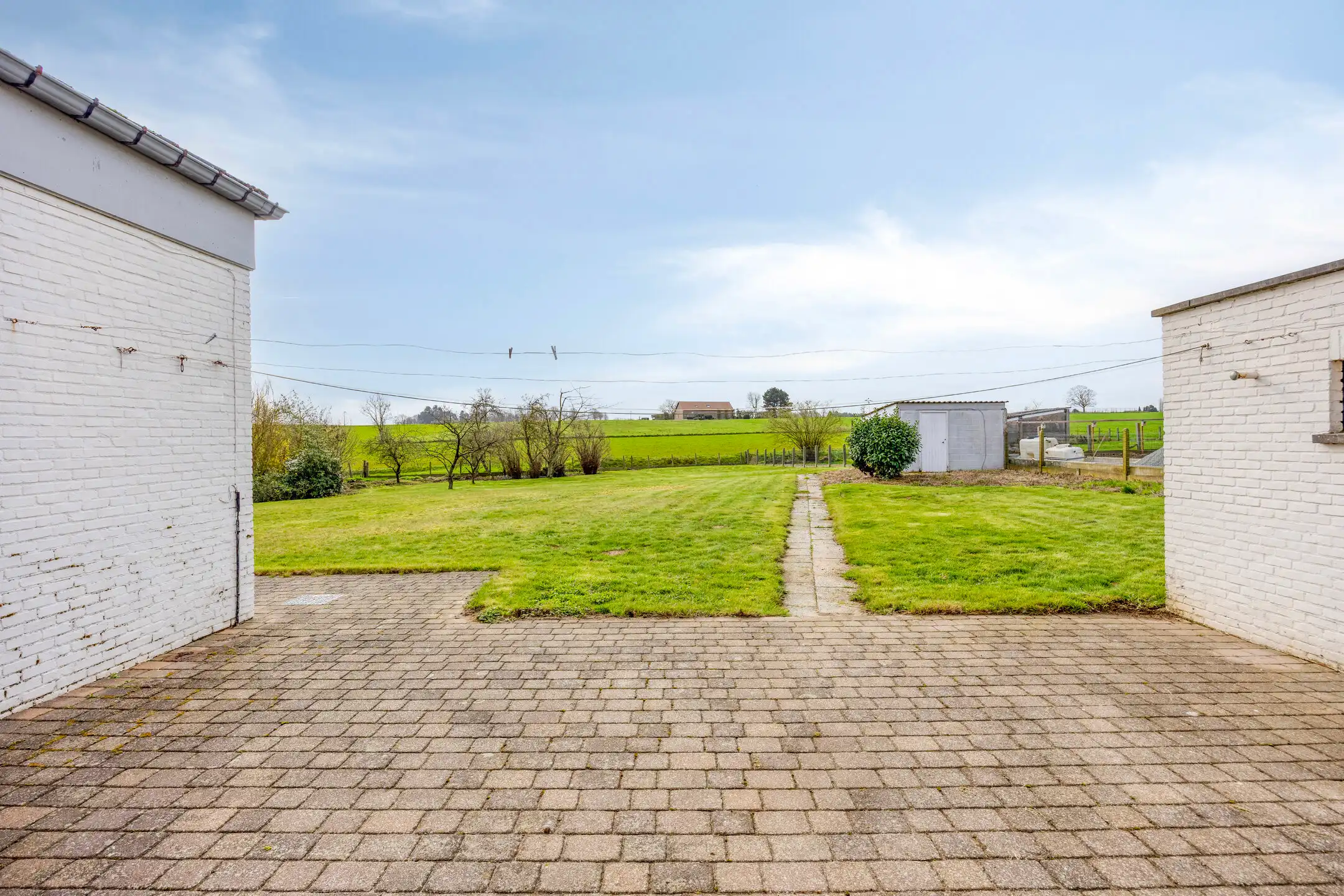 Ruime woonst met praktijkruimte op een perceel van 24 are foto 22