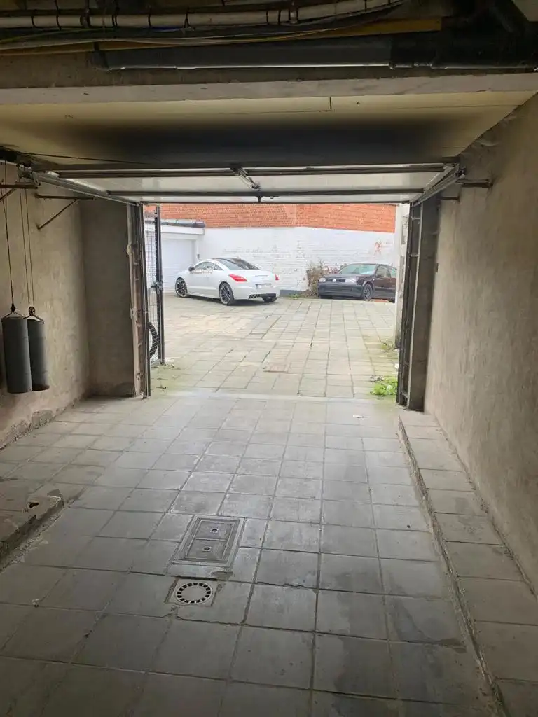 Gesloten garagebox centraal gelegen foto 3