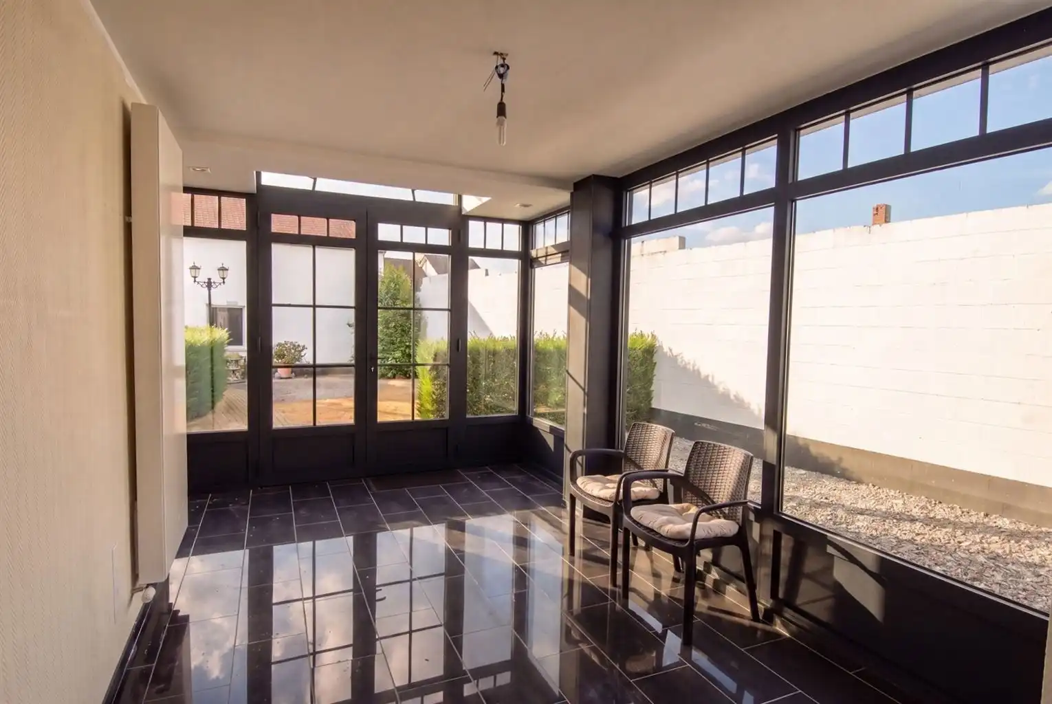 Gelijkvloers appartement met 2 ruime slaapkamers, mooie veranda, tuintje en garage. foto 4