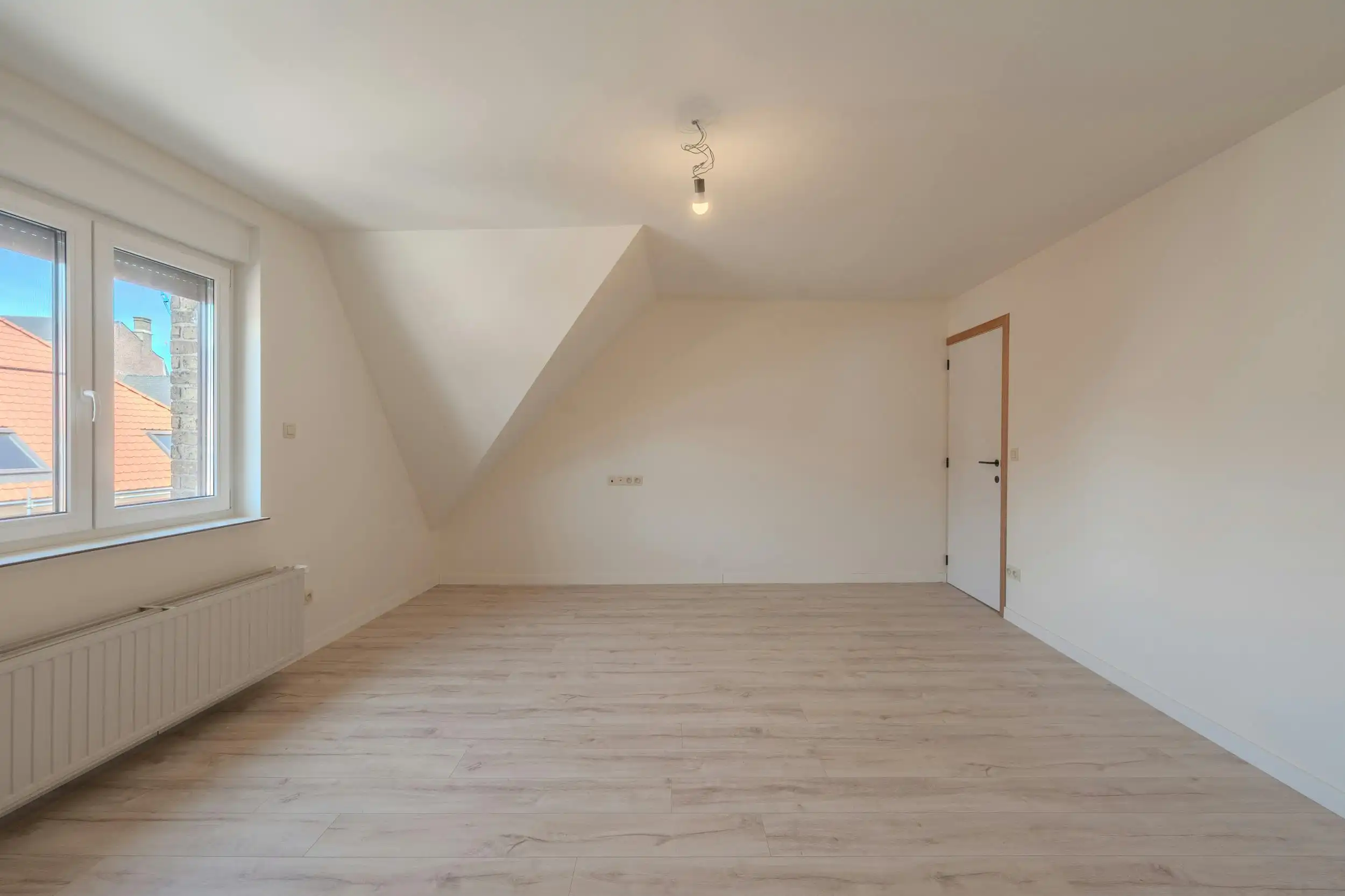 Totaal gerenoveerd huis te koop in hartje Ieper foto 23