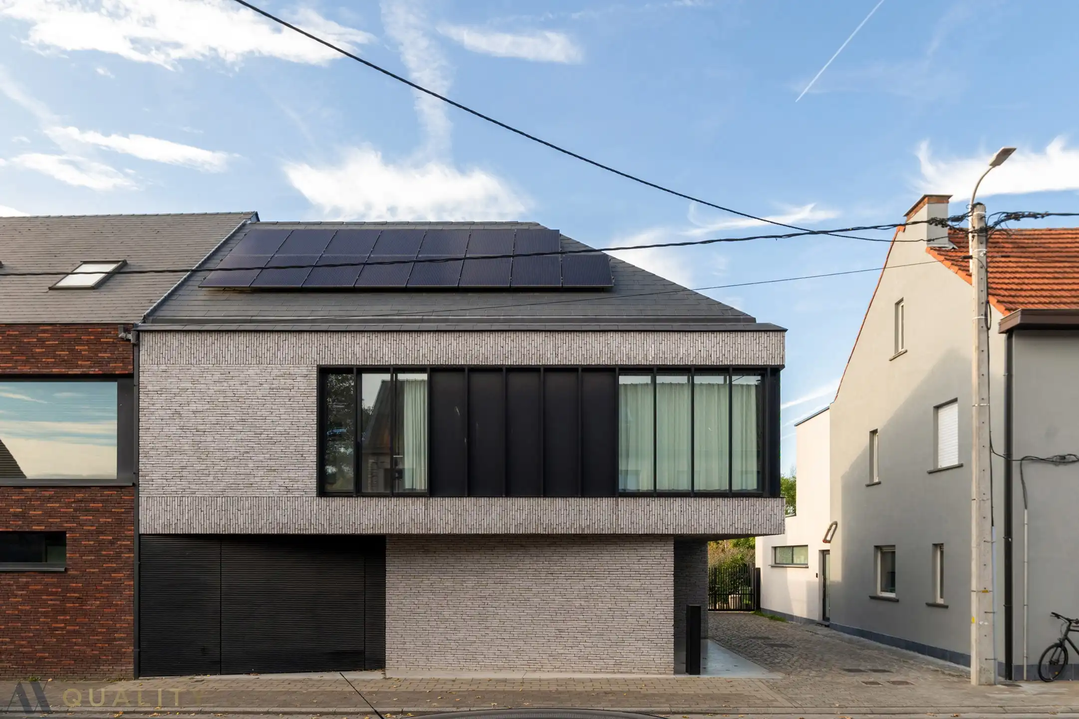 Moderne, energiezuinige woning met 5 slpk., 2 badk., bureel, inpandige garage, oprit, terras en tuin foto {{pictureIndex}}