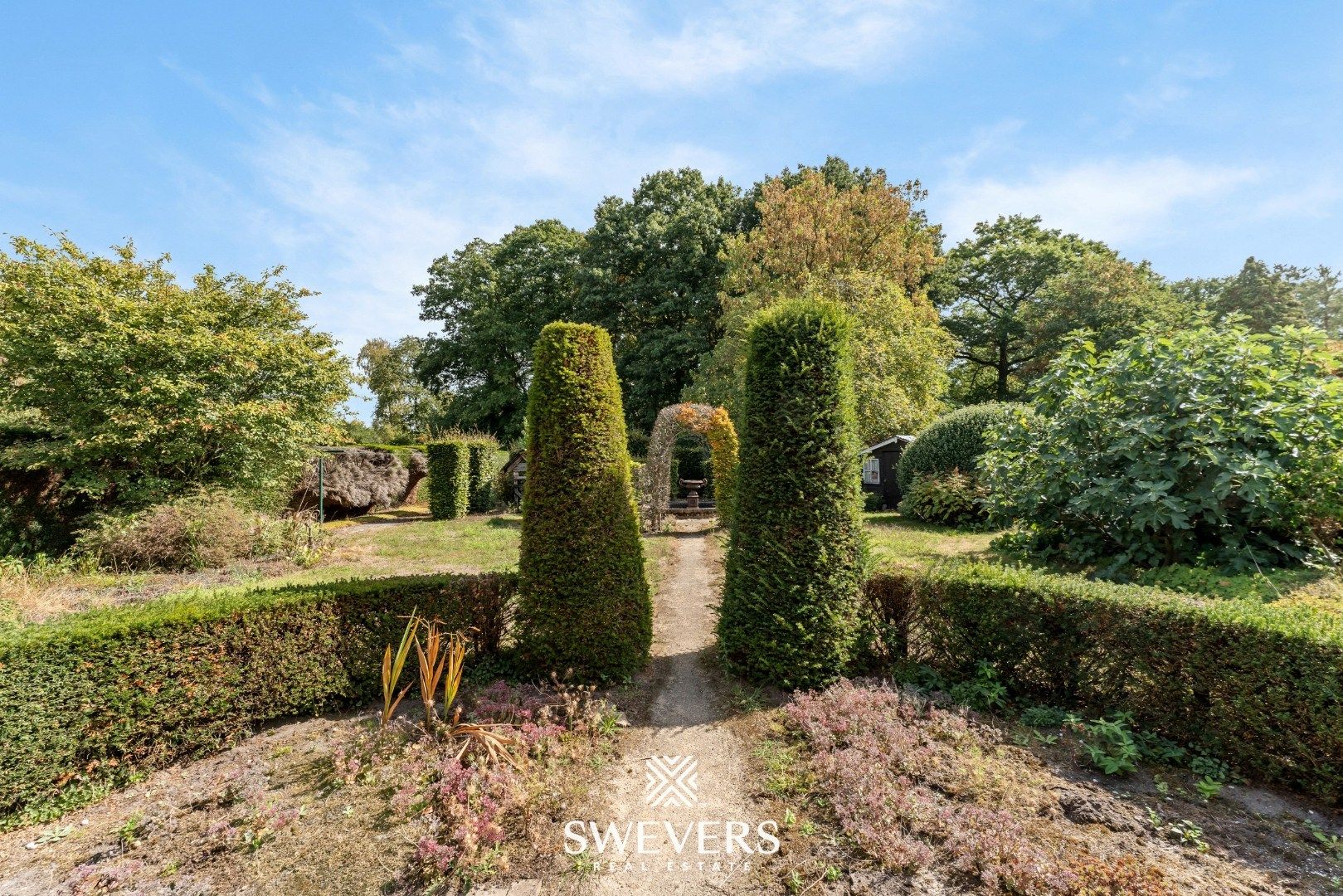 Ruime gezinswoning met 5 SLPK en veel potentieel in groene omgeving foto 28