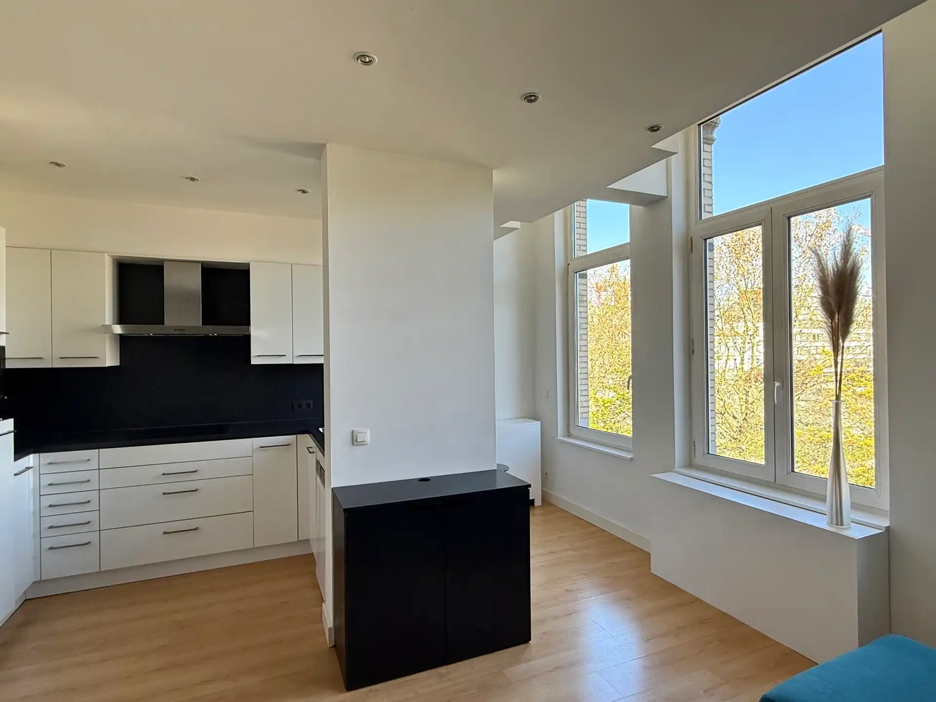 Gemeubeld lichtrijk 1-slaapkamer appartement met moderne afwerking foto 2