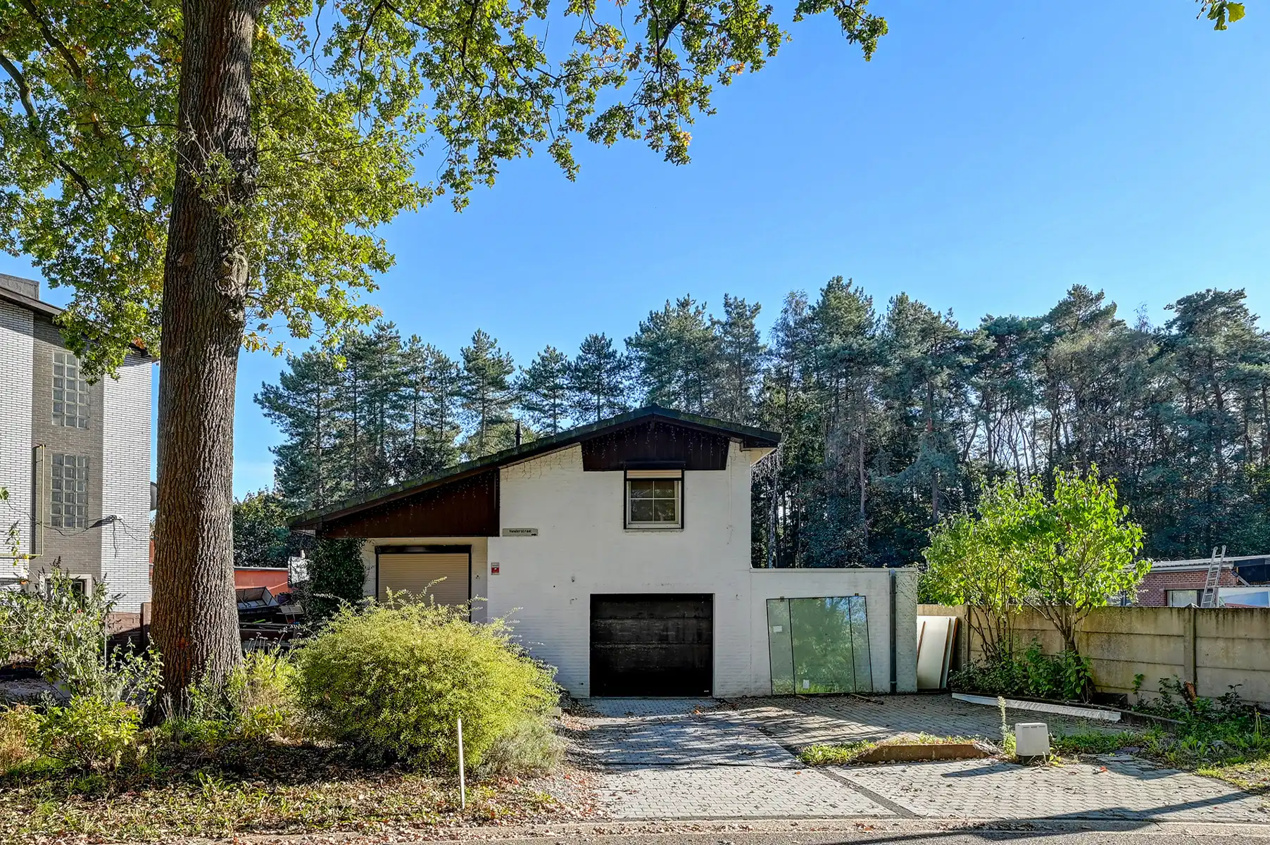 Karaktervolle en energiezuinige split-level woning op een perceel van 3a 96ca. foto {{pictureIndex}}