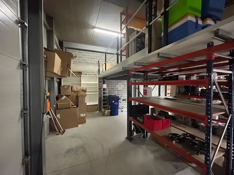 Modern magazijn / showroom met mezzanine en parking foto 8
